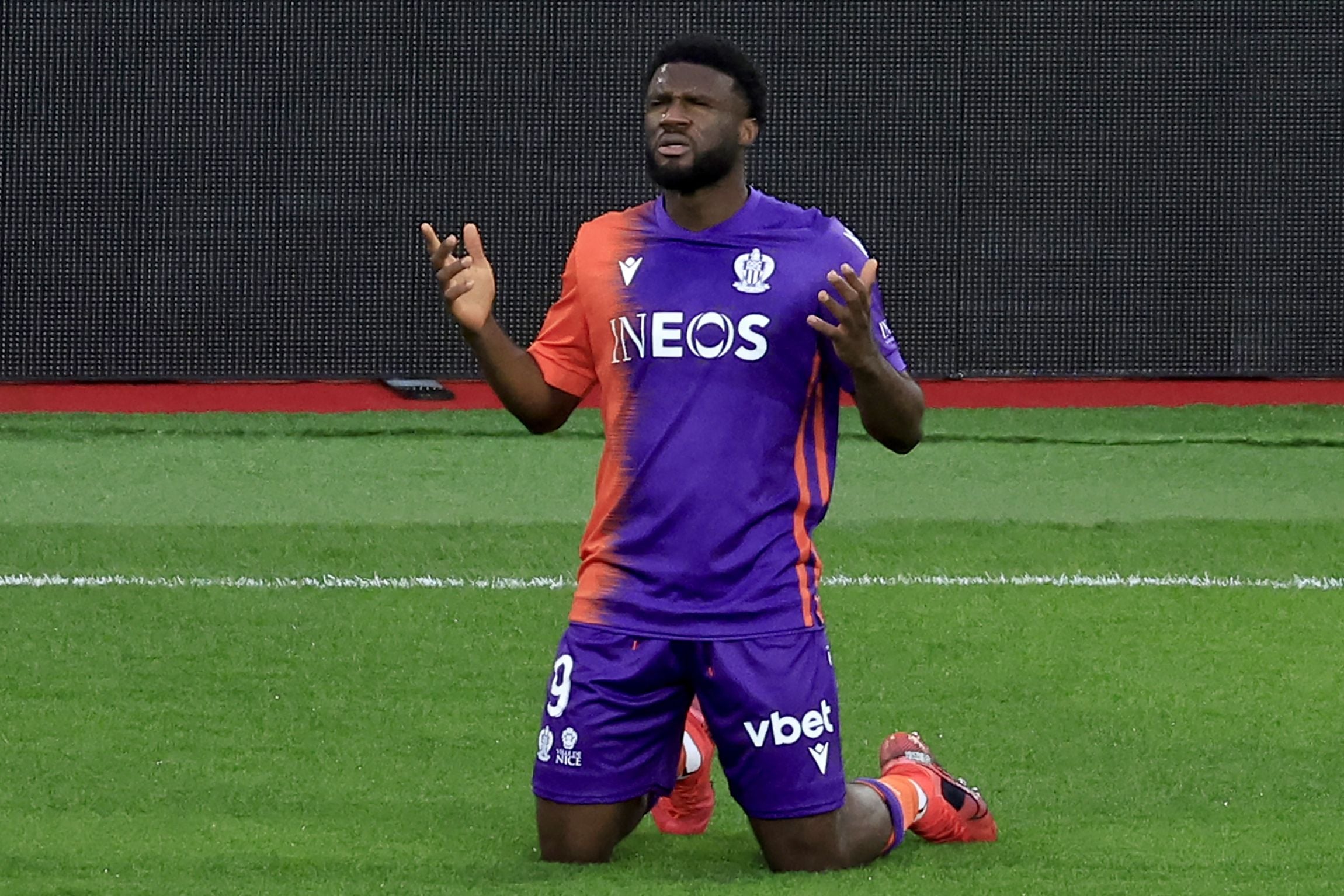 Penyerang Nice Terem Moffi melakukan selebrasi usai mencetak gol ke gawang Monaco di laga Ligue 1 