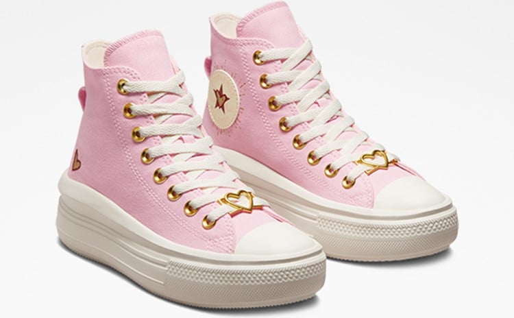Salah satu koleksi terbaru Converse, Chuck Taylor All Star Move Women's Sneakers