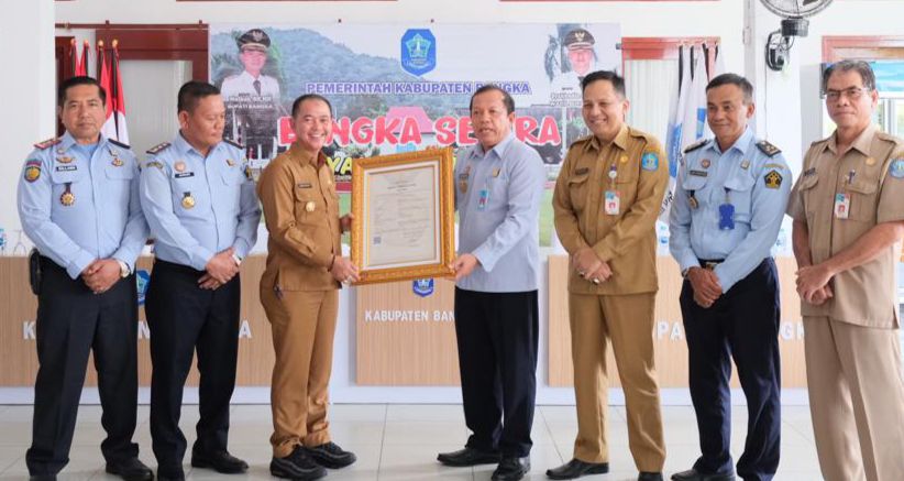 Kemenkumham Babel Serahkan Surat Pencatatan KIK “Rebo Kasan” dan “Tari Kedidi” ke Bupati Bangka