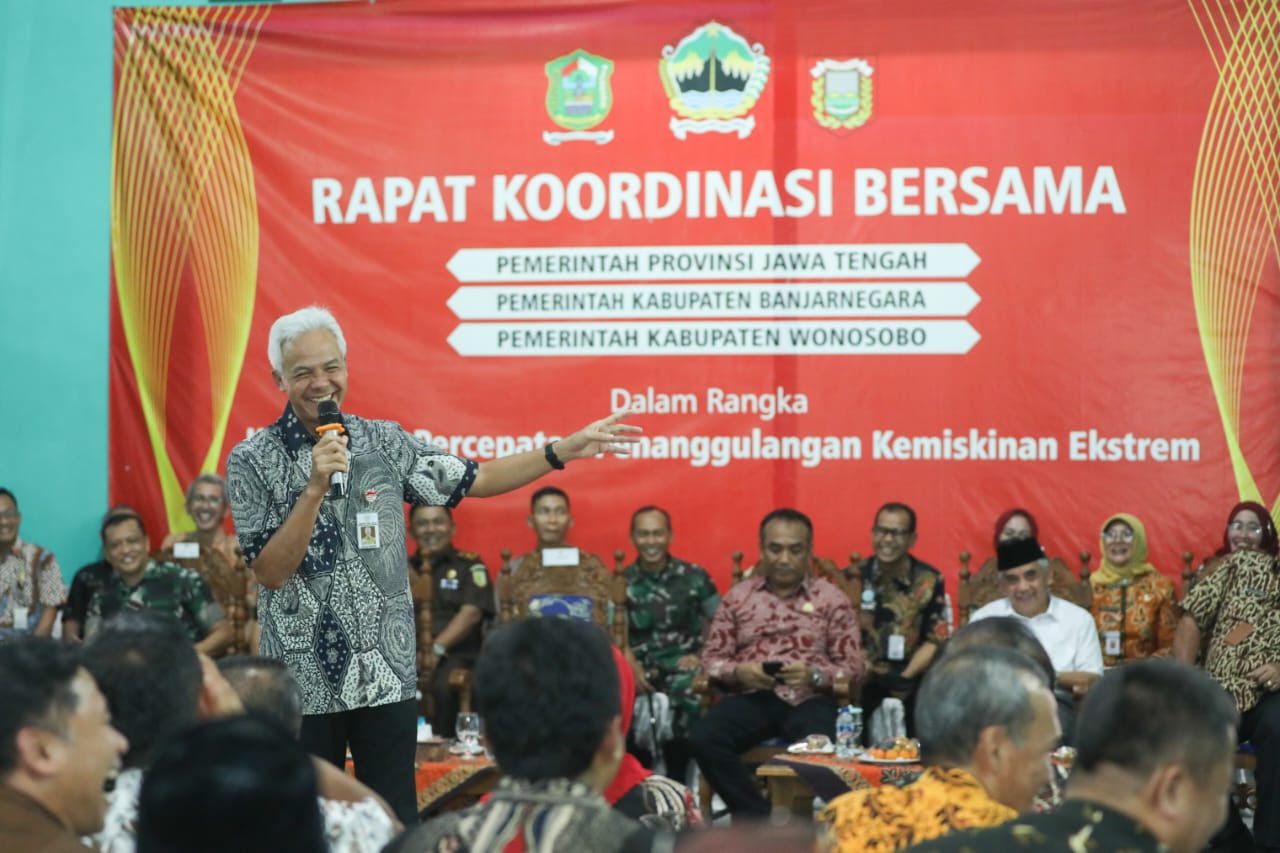 Gubernur Ganjar Pranowo saat memberikan arahan Rakor Percepatan Penanganan Kemiskinan di Balaidesa Kebanaran, Kec. Mandiraja, Banjarnegara, 