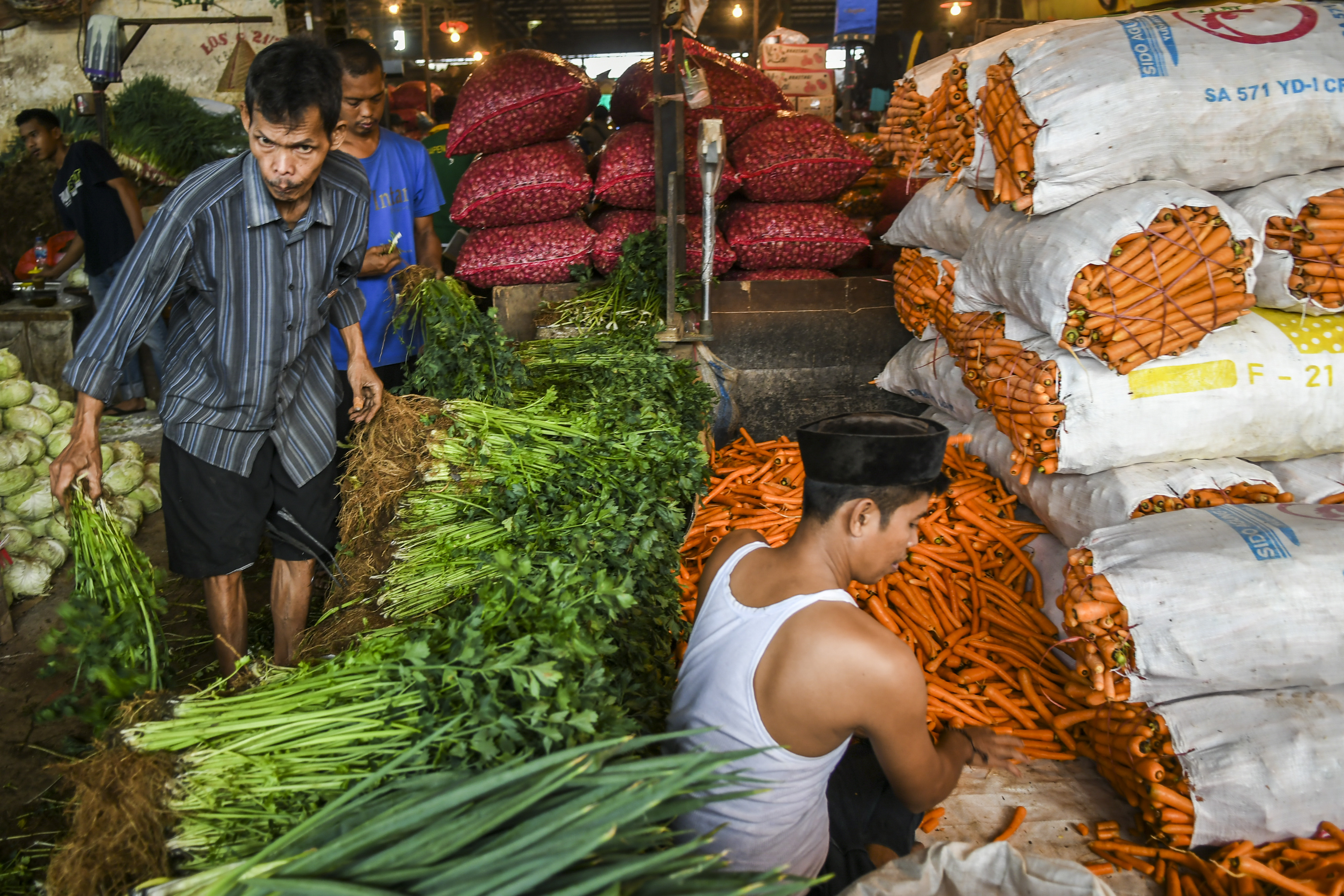 Aktivitas pedagang di Pasar Induk Kramat Jati, Jakarta.