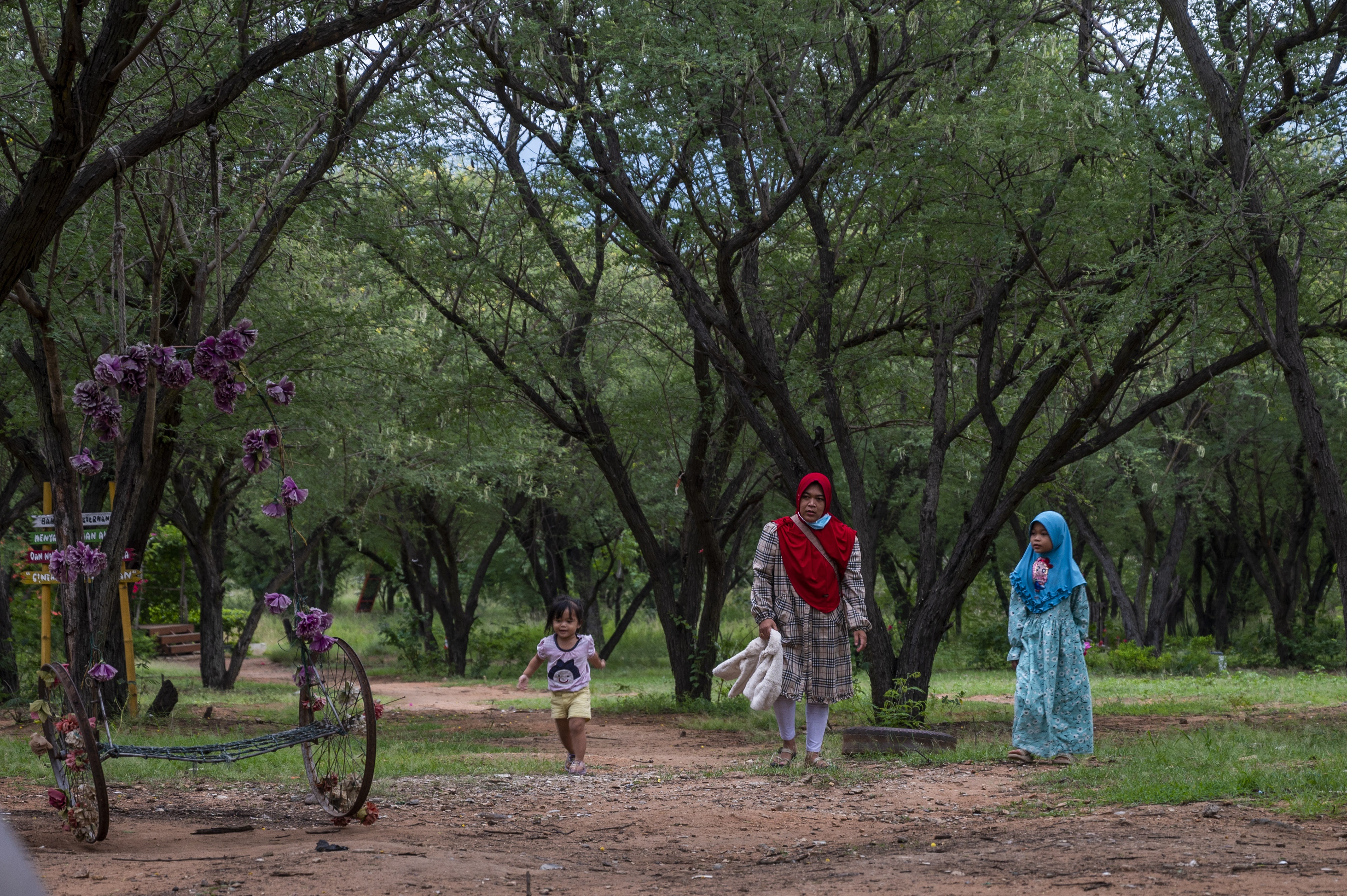 Warga berwisata di Taman Kota Palu.