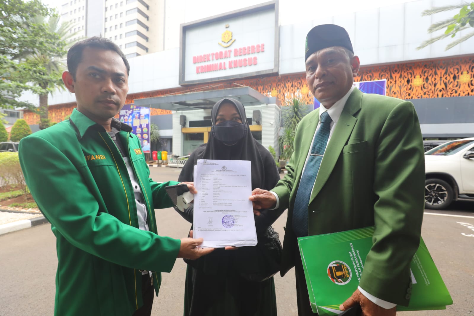 Lembaga Bantuan Hukum DPP PPP mendampingi salah satu korban pinjaman online (pinjol) ke Ditreskrimsus Polda Metro Jaya, Kamis (16/2/23)