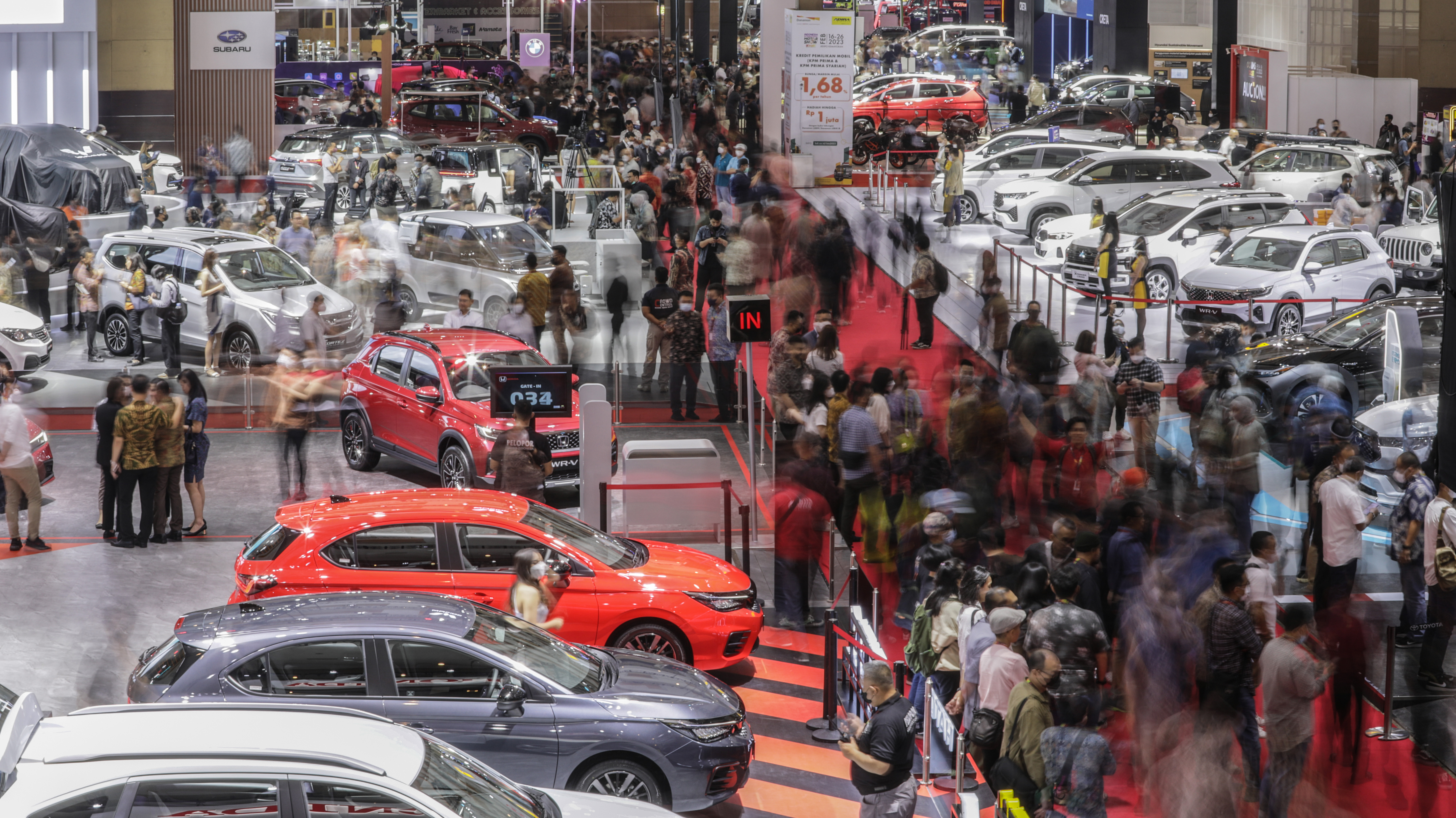 Pengunjung memadati pameran otormotif IIMS 2023. Adira memberikan subsidi Rp7,5 juta bagi kendaraan listrik.