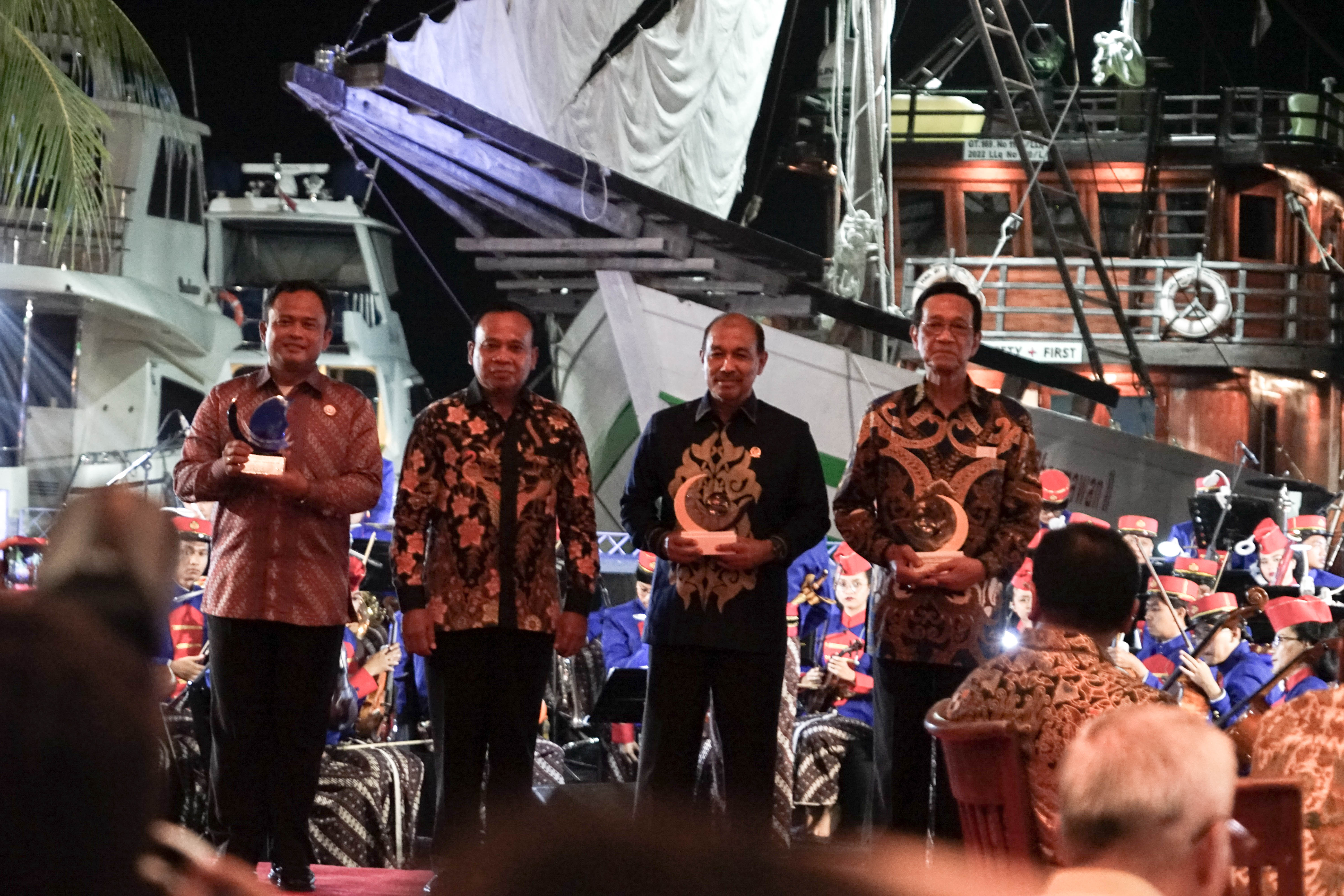 Sejumlah tokoh nasional menerima Maritime Awards 2022-2023