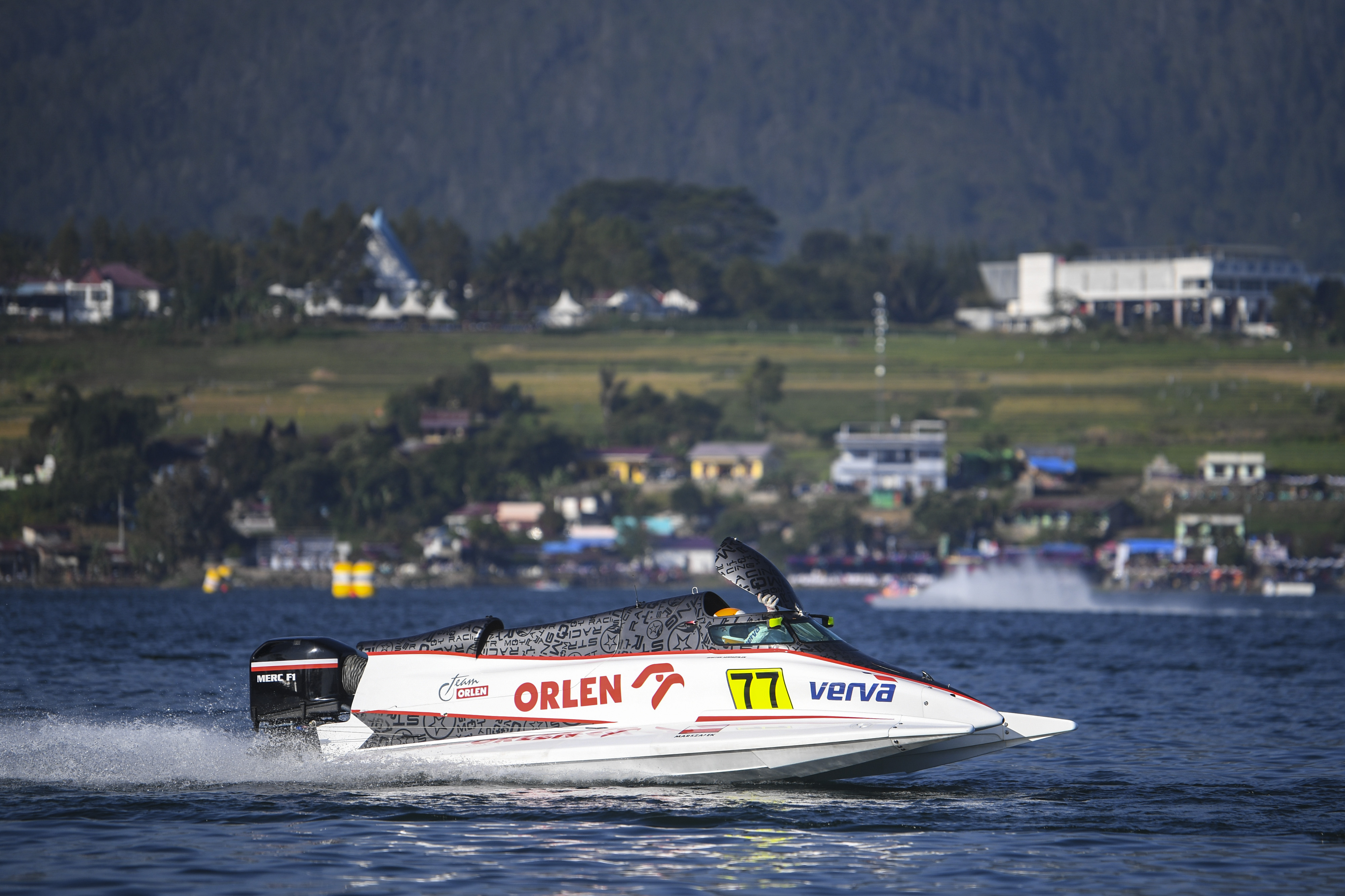 Pebalap tim Stromoy Racing, Bartek Marszalek memacu kecepatannya dalam ajang F1H2O 2023 di Danau Toba, Sumut (26/2/2023). 