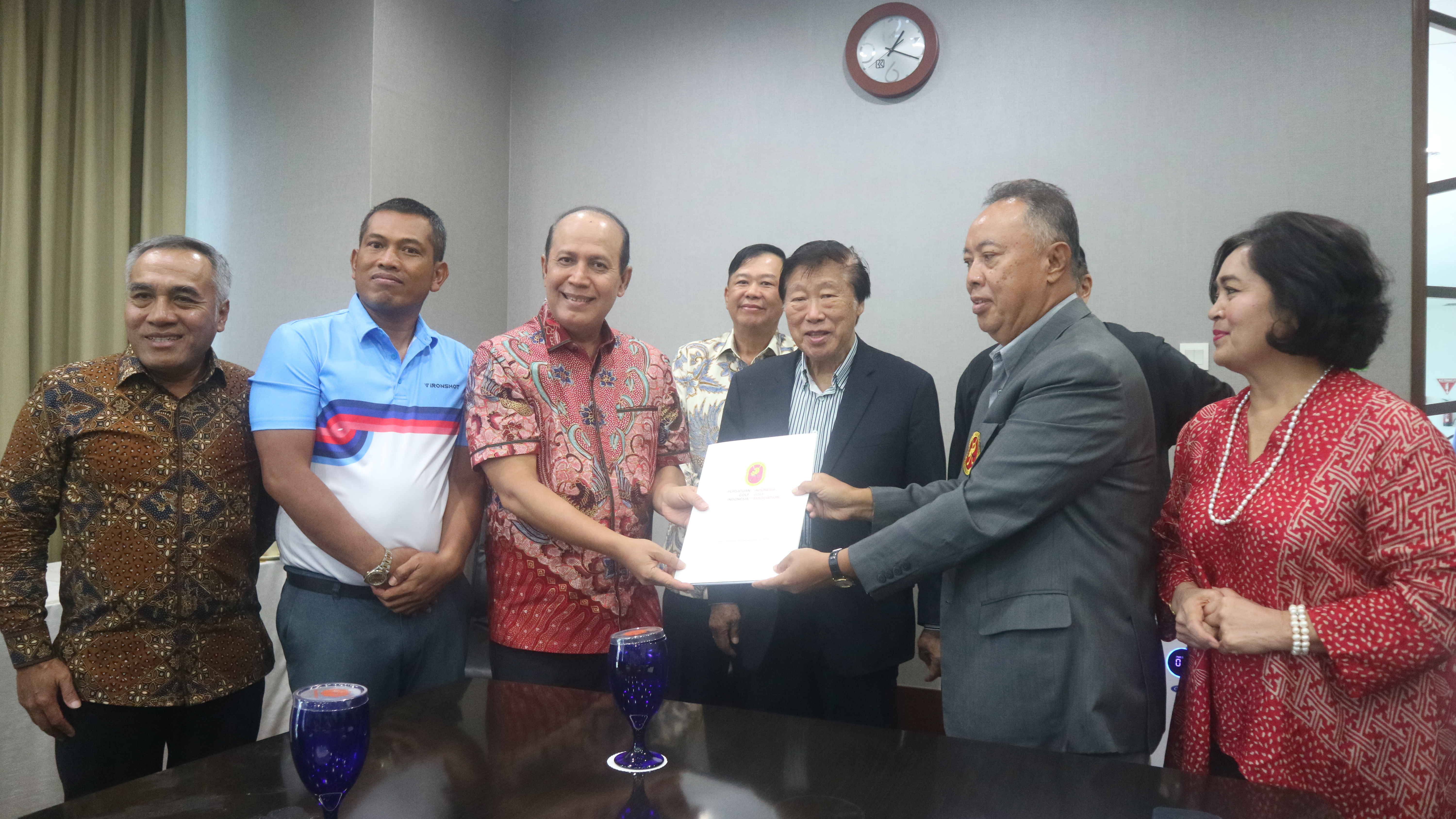 Salah satu bakal calon ketua umum PB PGI, Boy RAfli (ketiga kanan) menyerahkan berkas pendaftaran.