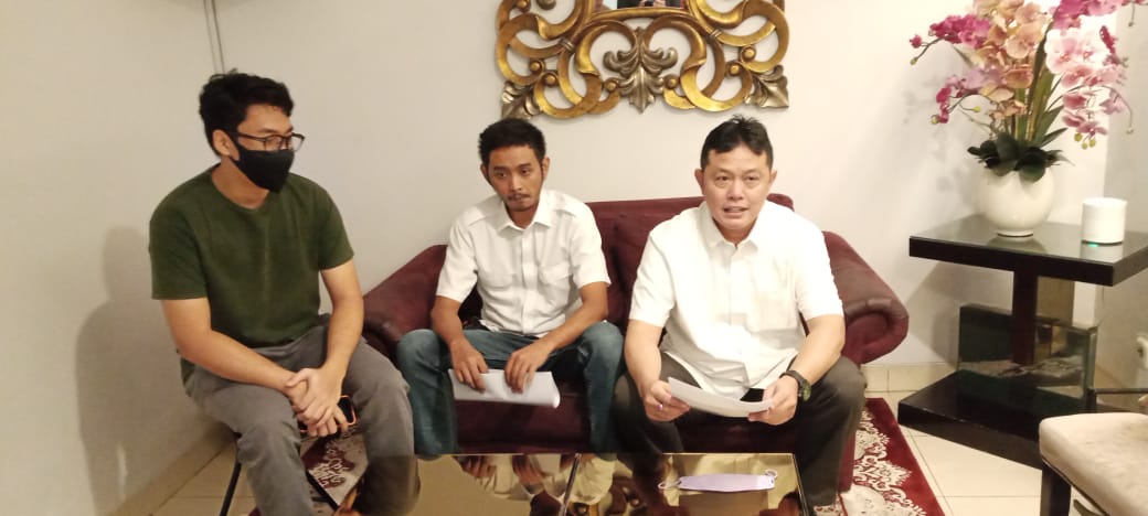 Koordinator Eksekutif Jaringan Aktivis Kemanusiaan Internasional (JAKI)  Yudi Syamhudi Suyuti (kanan),  dalam keterangan persnya, di Jakarta