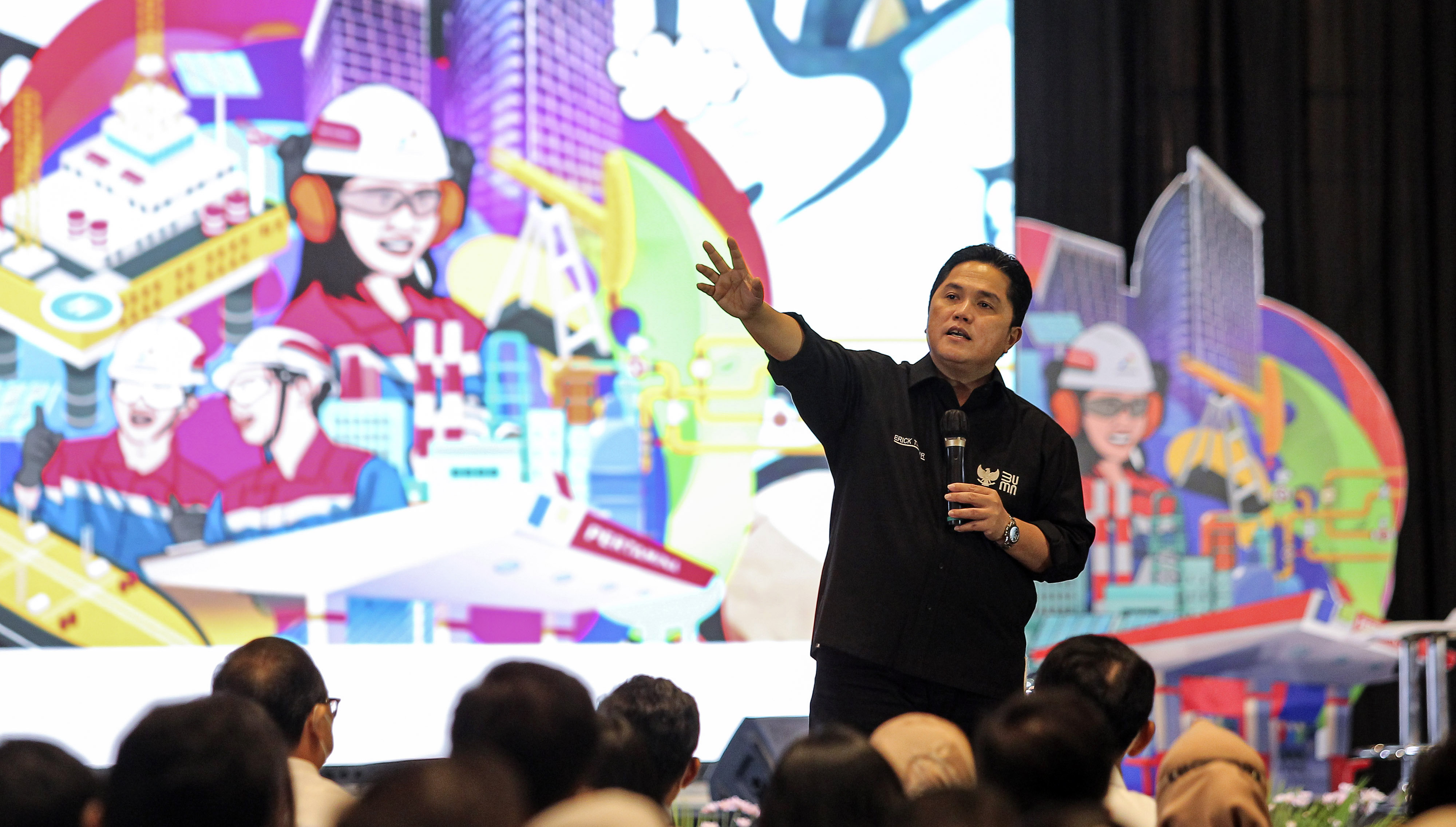 Menteri BUMN saat berbicara di depan Perwira Pertamina.