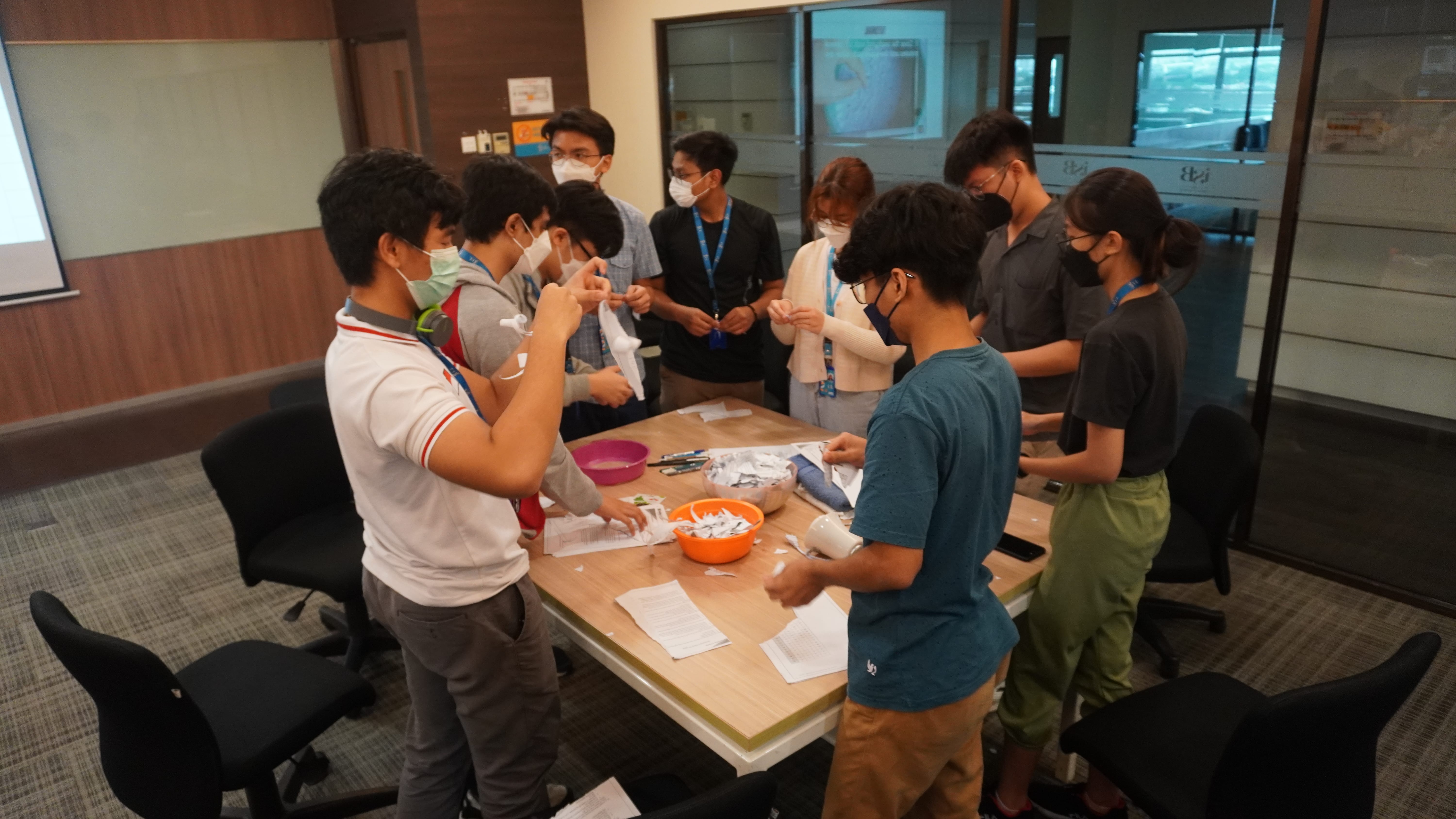 mahasiswa i3L membuat paperseed mendukung SDGs