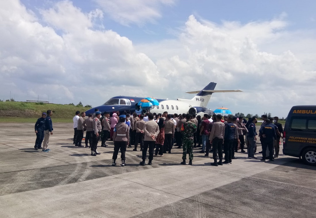 Kapolda Jambi Irjen Rusdi Hartono yang mengalami kecelakaan helikopter diterbangkan ke RS Bhayangkara Polri Jakarta, Rabu (22/2).