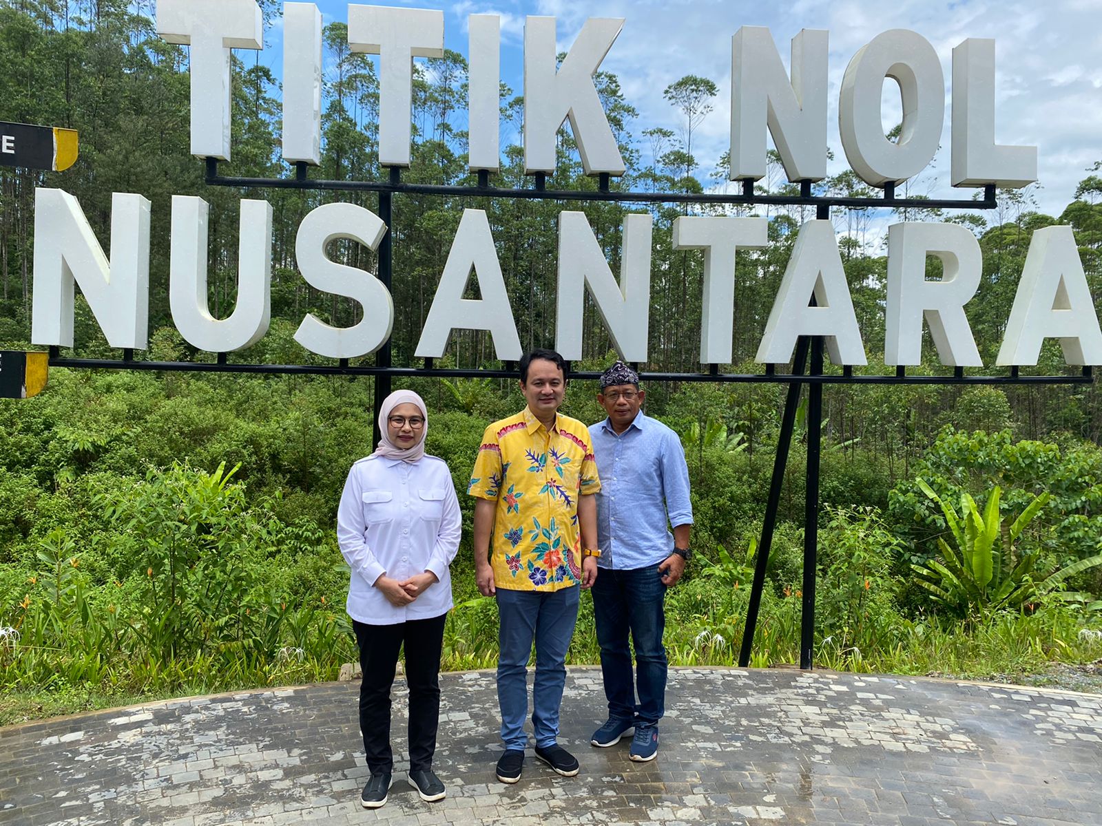 Wakil Menteri Perdagangan Jerry Sambuaga (tengah) melakukan kunjungan ke lokasi Ibu Kota Negara Nusanatara di Kaltim.