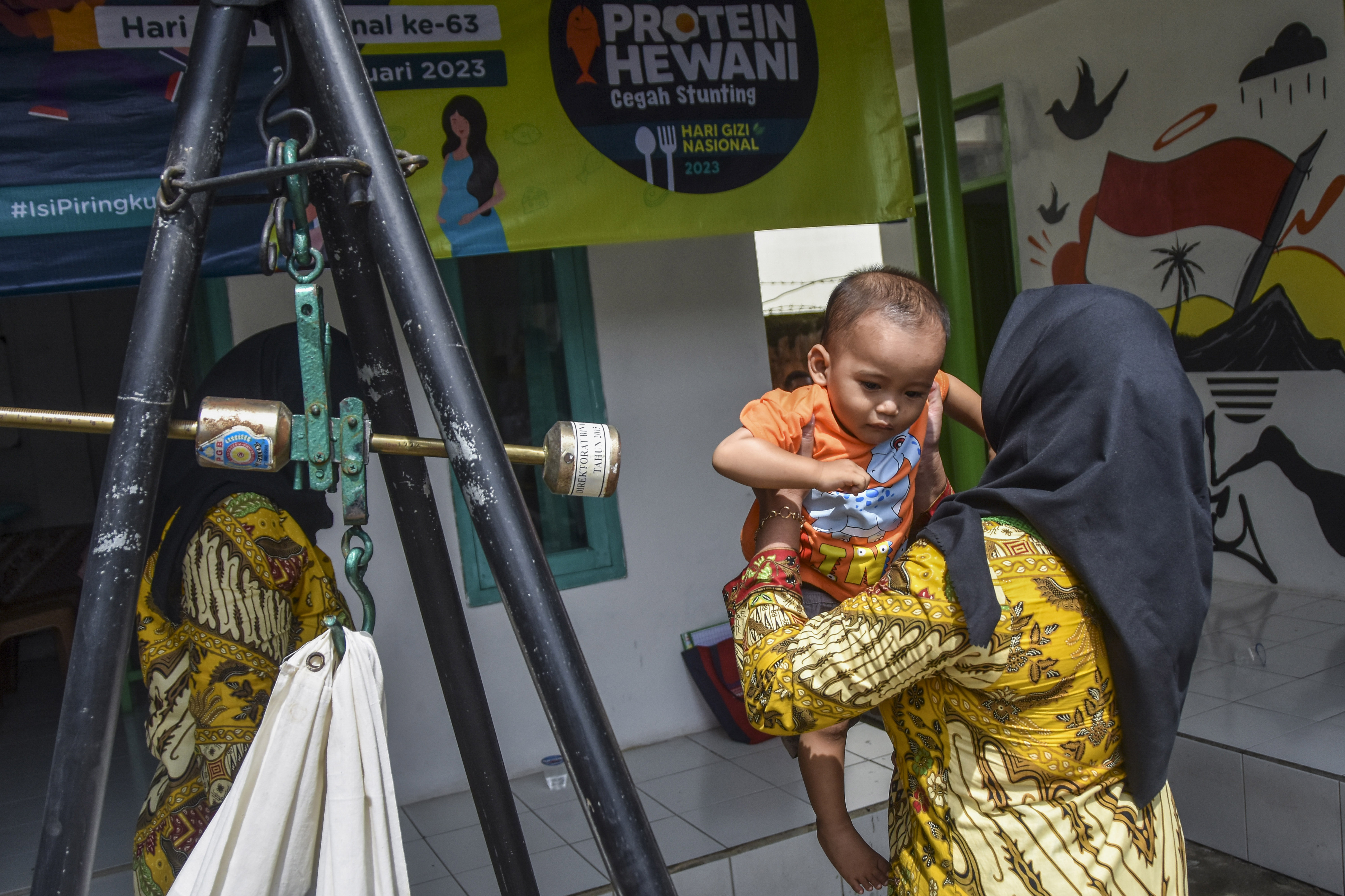 Kader Posyandu Dinas Kesehatan Ciamis, Jawa Barat, menimbang berat badan Kamis (26/1)