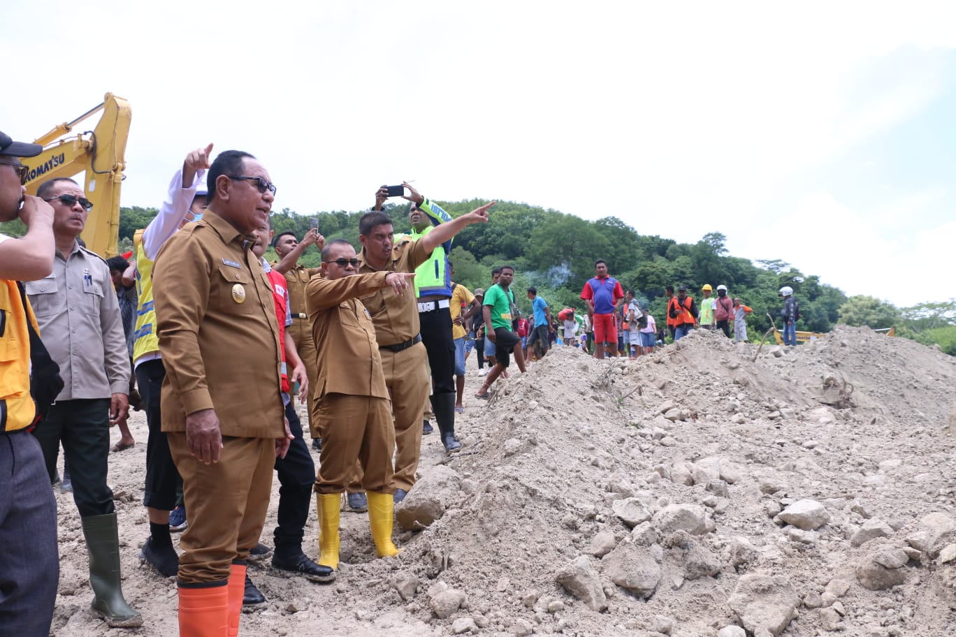 Wakil Gubernur NTT Josef Nae Soi mengunjungi lokasi longsor di Km 73 Desa Noelmina, Kecamatan Takari, Kabupaten Kupang, Senin (20/2).