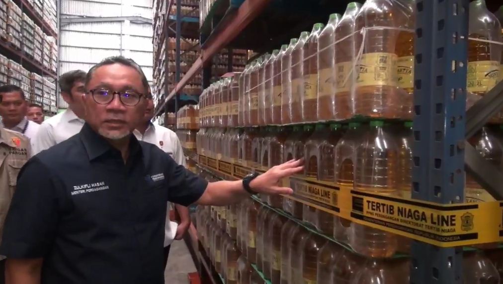 Menteri Perdagangan Zulkifli Hasan menemukan  555 ribu liter Minyakita kemasan botol di salah satu gudang di kawasan Cilincing Jakarta Utara