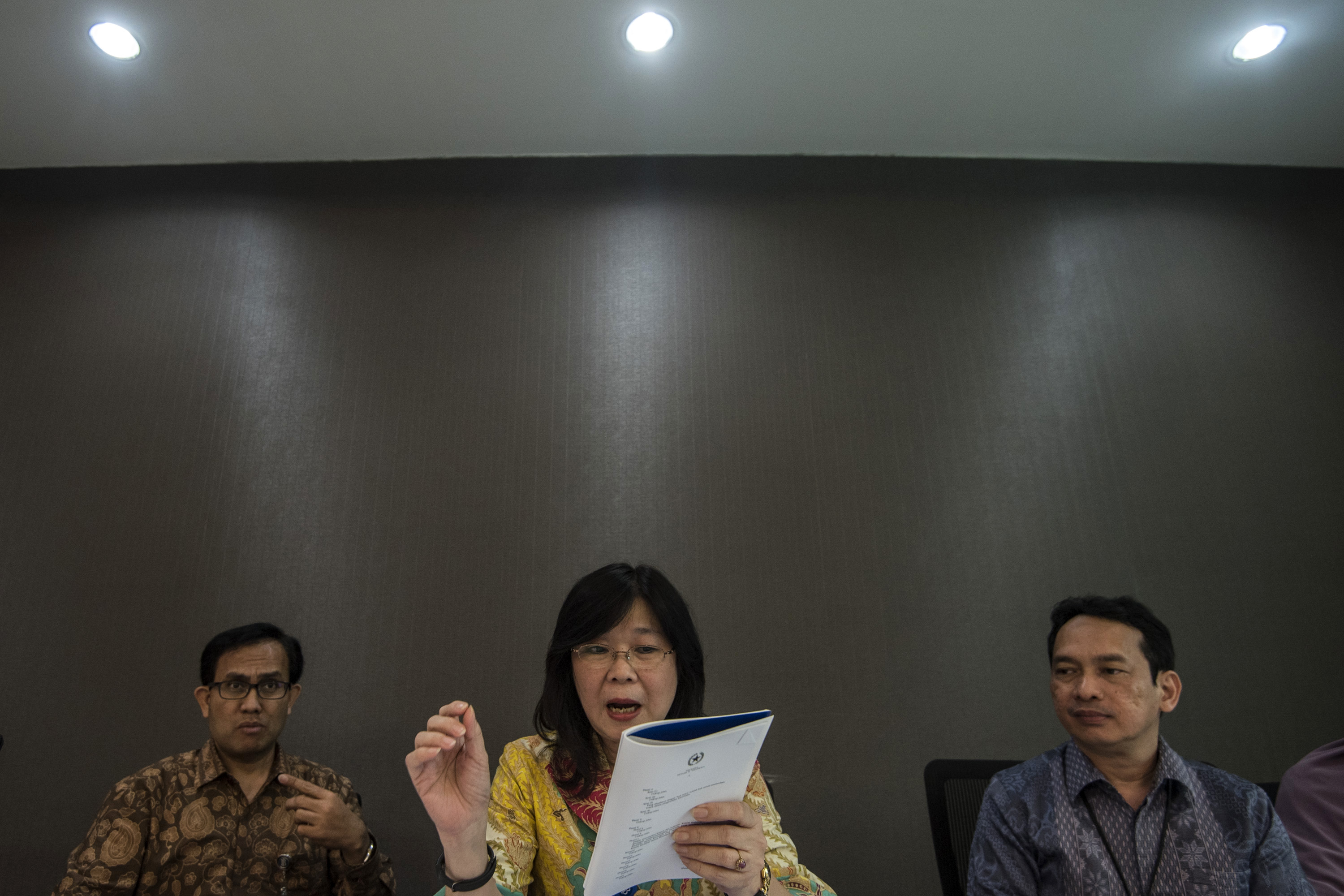 Filianingsih Hendarta (tengah) saat menjabat Direktur Eksekutif Departemen Kebijakan Makroprudensial Bank Indonesia (BI).