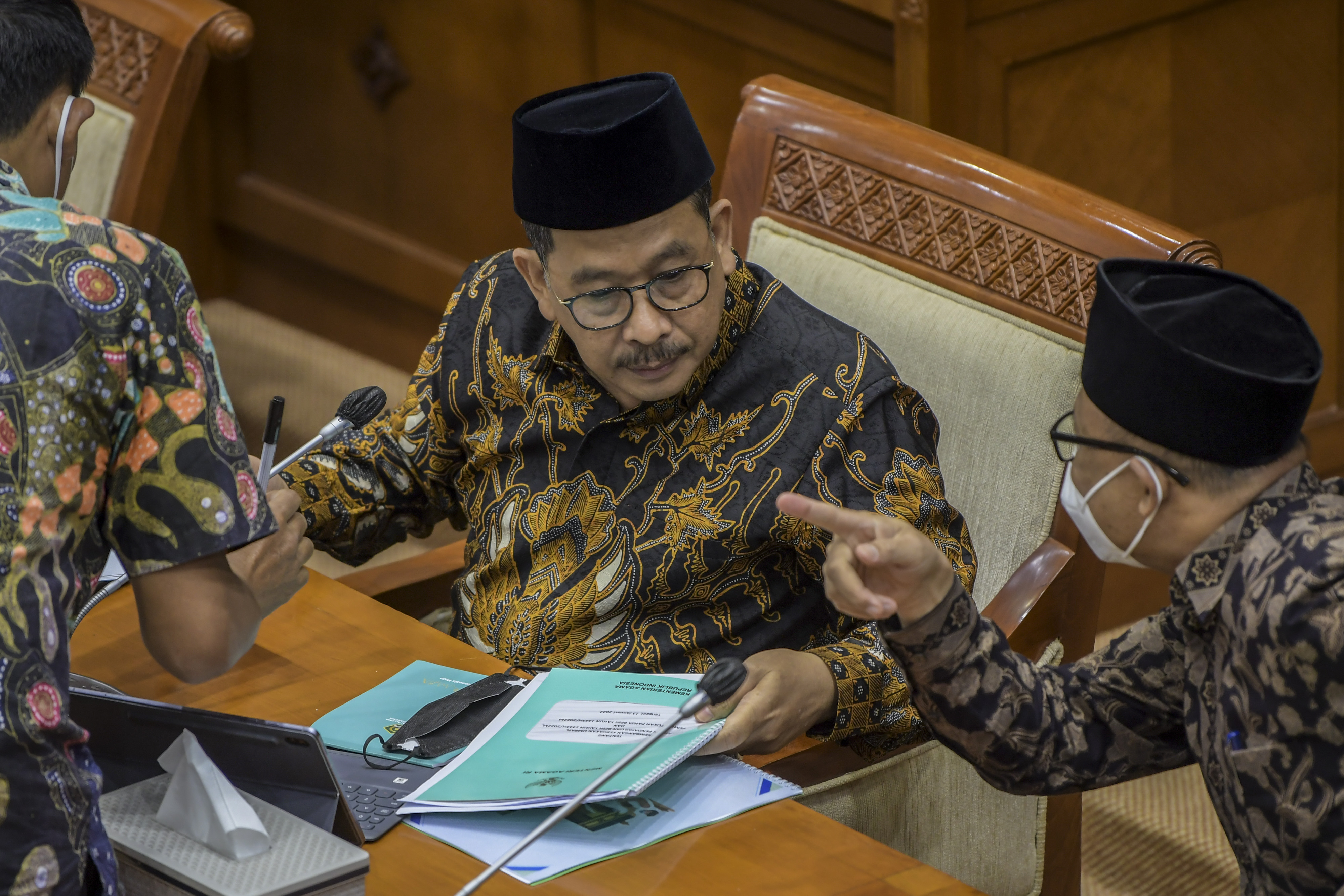 Wakil Menteri Agama Zainut Tauhid Sa'adi saat mengikuti rapat kerja di DPR RI.