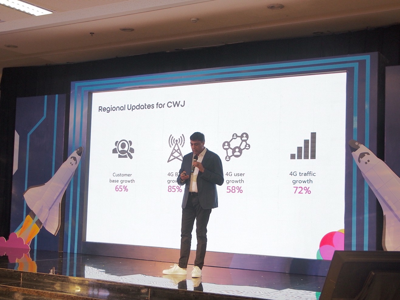 President Director and CEO IndosatOoredoo Hutchison, Vikram Sinha saat menyampaikan kinerja keuangan perusahaan selama 2022.