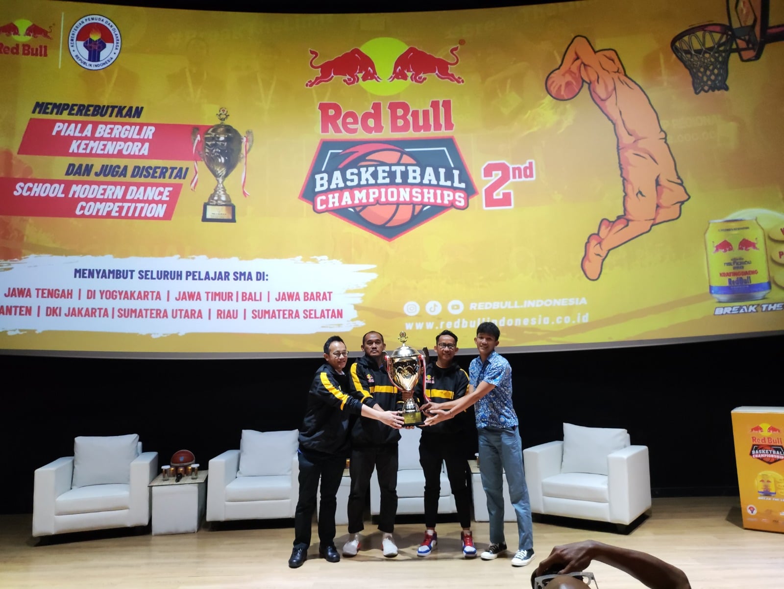 Dari kiri: Angga Prananda Bakti, Ricky Suhendar, Dr. Raden Isnanta, M. Pd, dan Lexyndo Hakim.