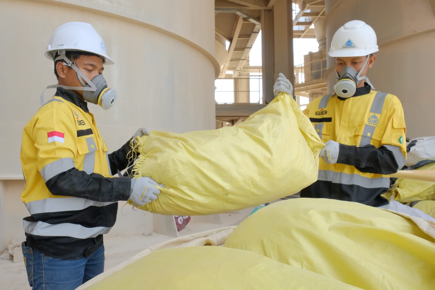 Karyawan PT Semen Gresik tengah menyiapkan bahan baku alternatif