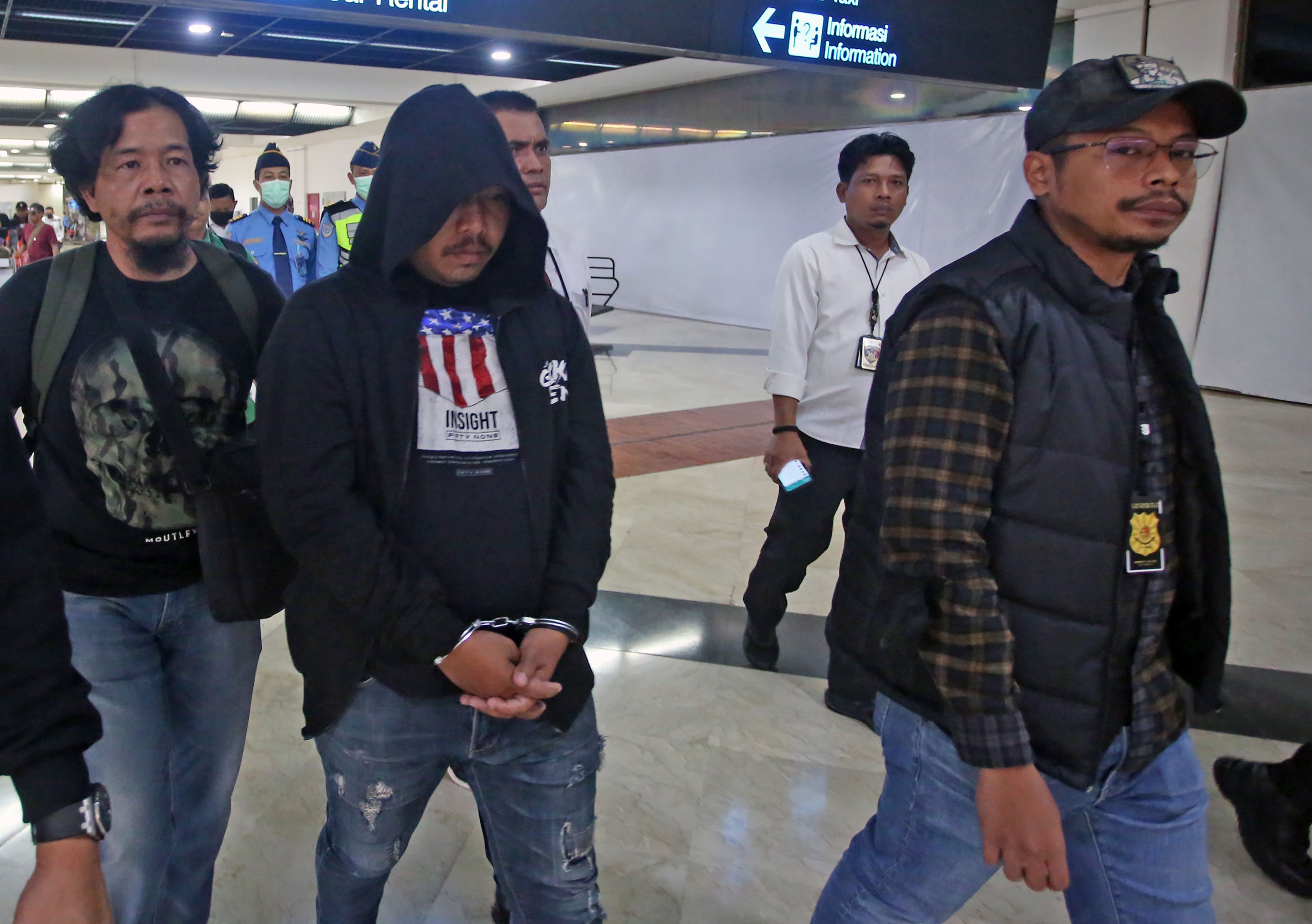 Anggota Polda Metro Jaya membawa debt collector pelaku pemaki petugas kepolisian.