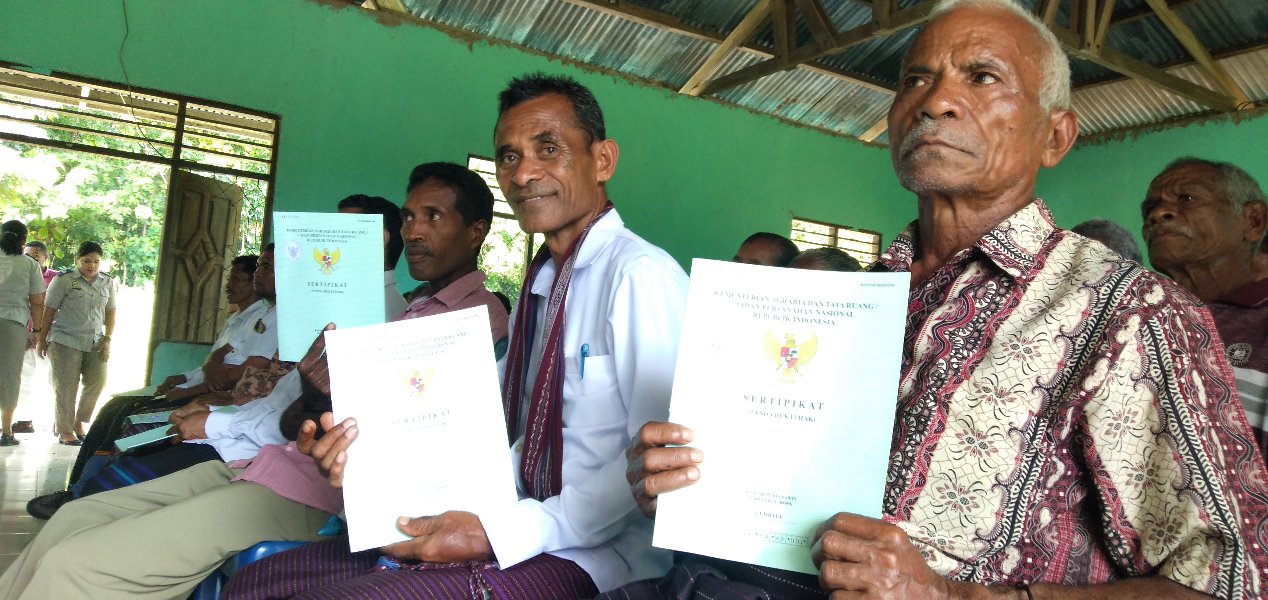 Warga Lembata memperlihatkan sertifikat yang mereka dapatkan dari BPN
