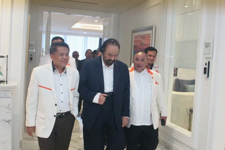 Para petinggi PKS saat mengunjungi Surya Paloh di NasDem Tower, Jakarta.