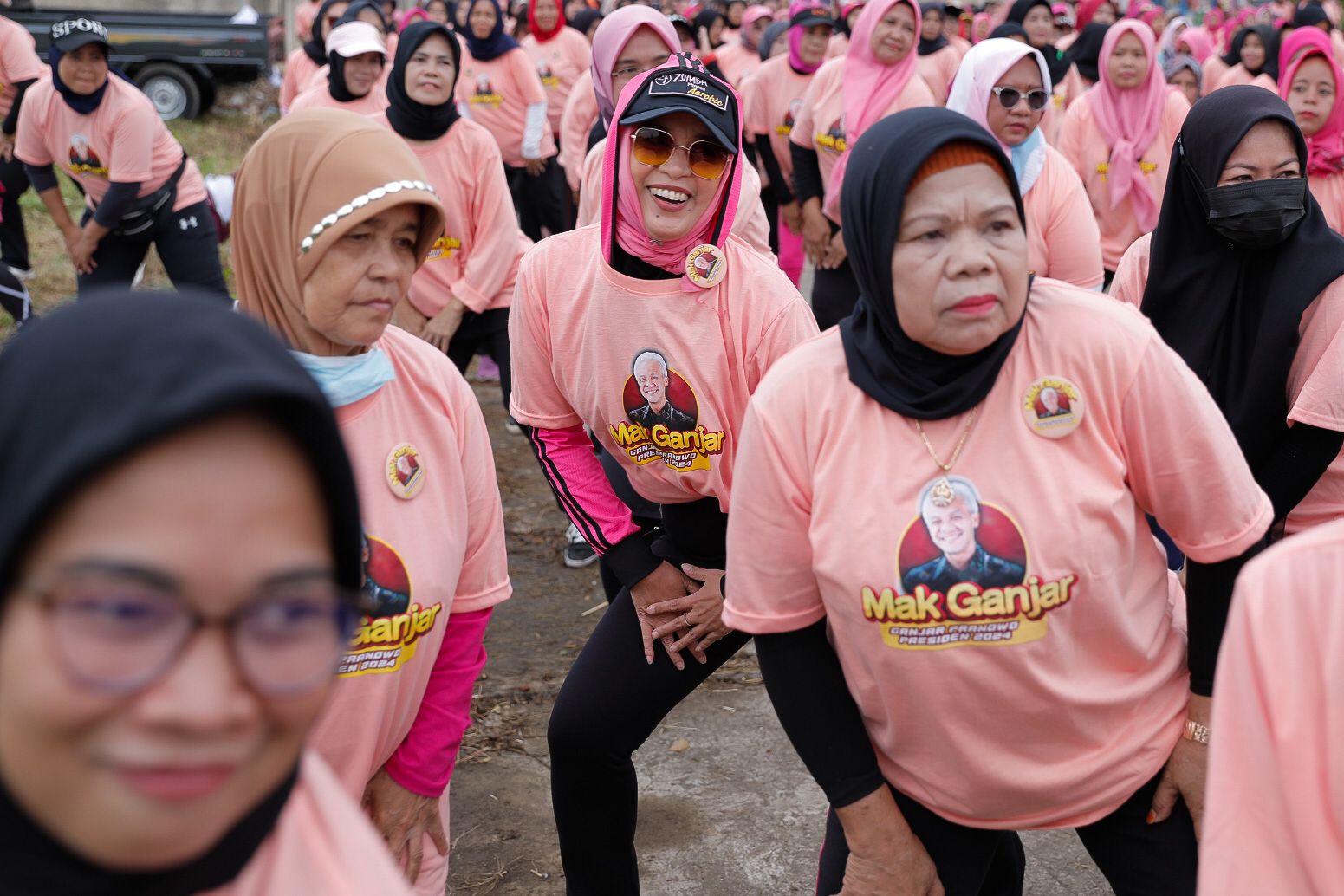 Relawan Mak Ganjar Jabar menggelar kegiatan gebyar senam bersama di Cipadung Kulon, Kecamatan Panyileukan, Kota Bandung, Jawa Barat.