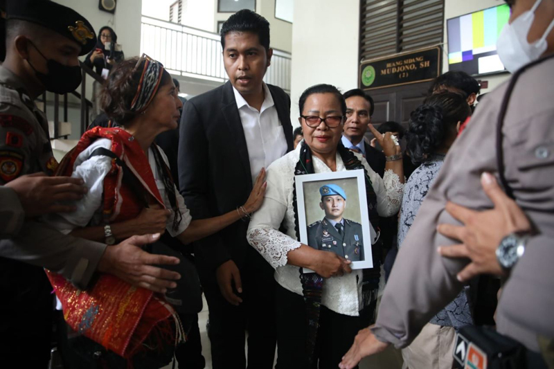  Ibu Brigadir Nofriansyah Yosua Hutabarat (J), Rosti Simanjuntak 