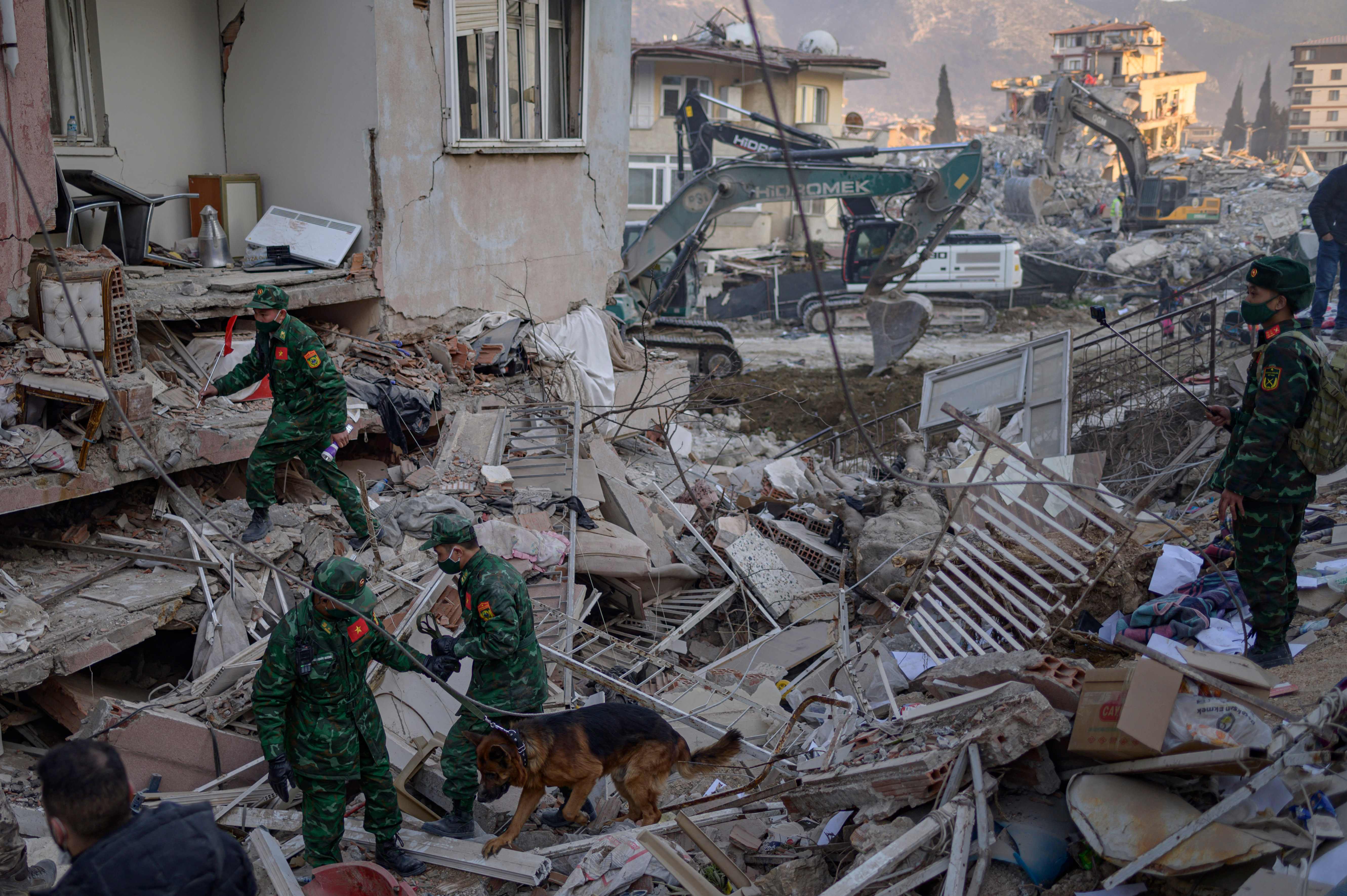 Ilustrasi: Tim SAR Tiongkok saat beroperasi di reruntuhan bangunan di Hatay. 