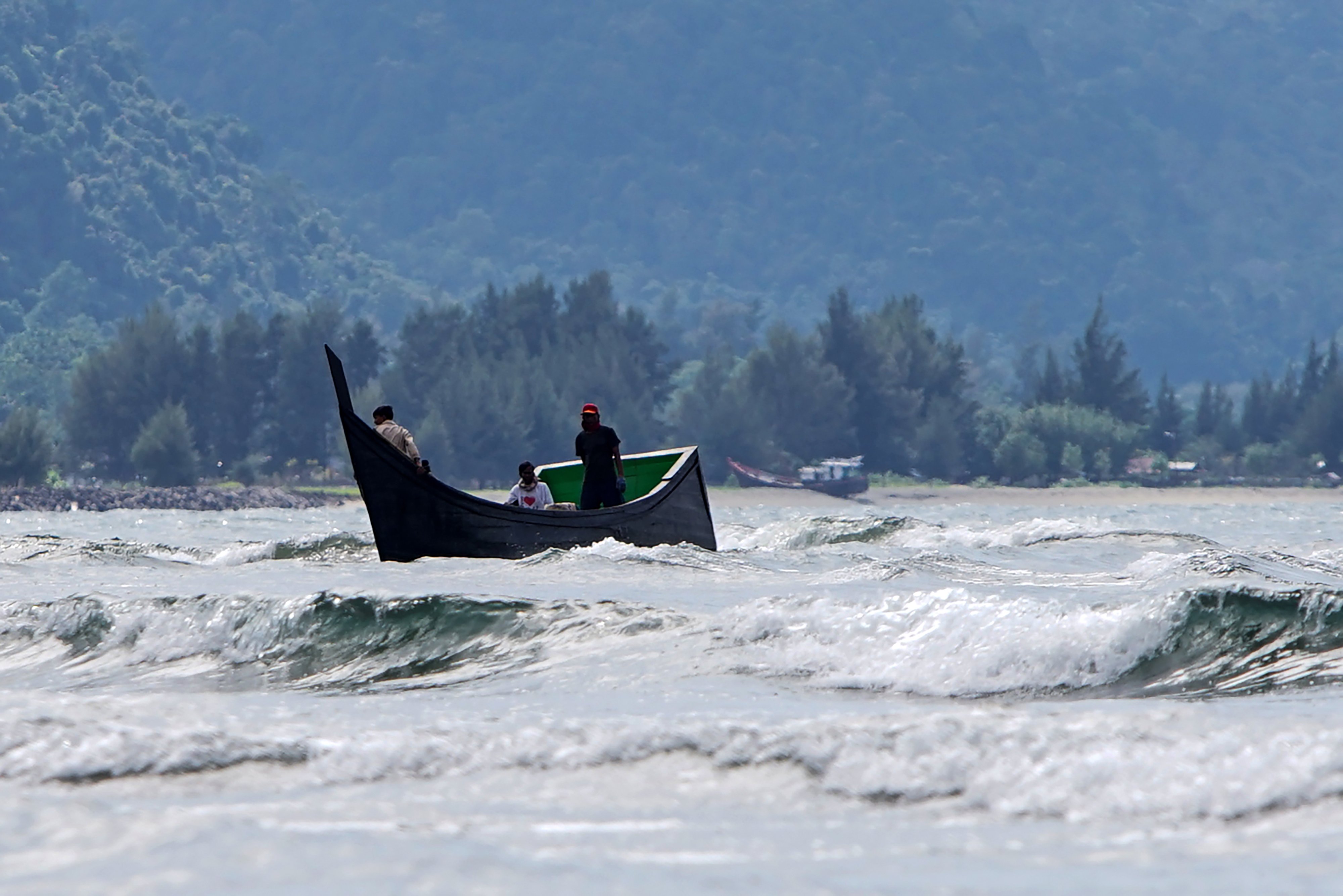 Ilustrasi: sebuah perahu melintas di kawasan laut Pantai Ulee Lheu, Banda Aceh, Aceh, Selasa (7/2/2023).