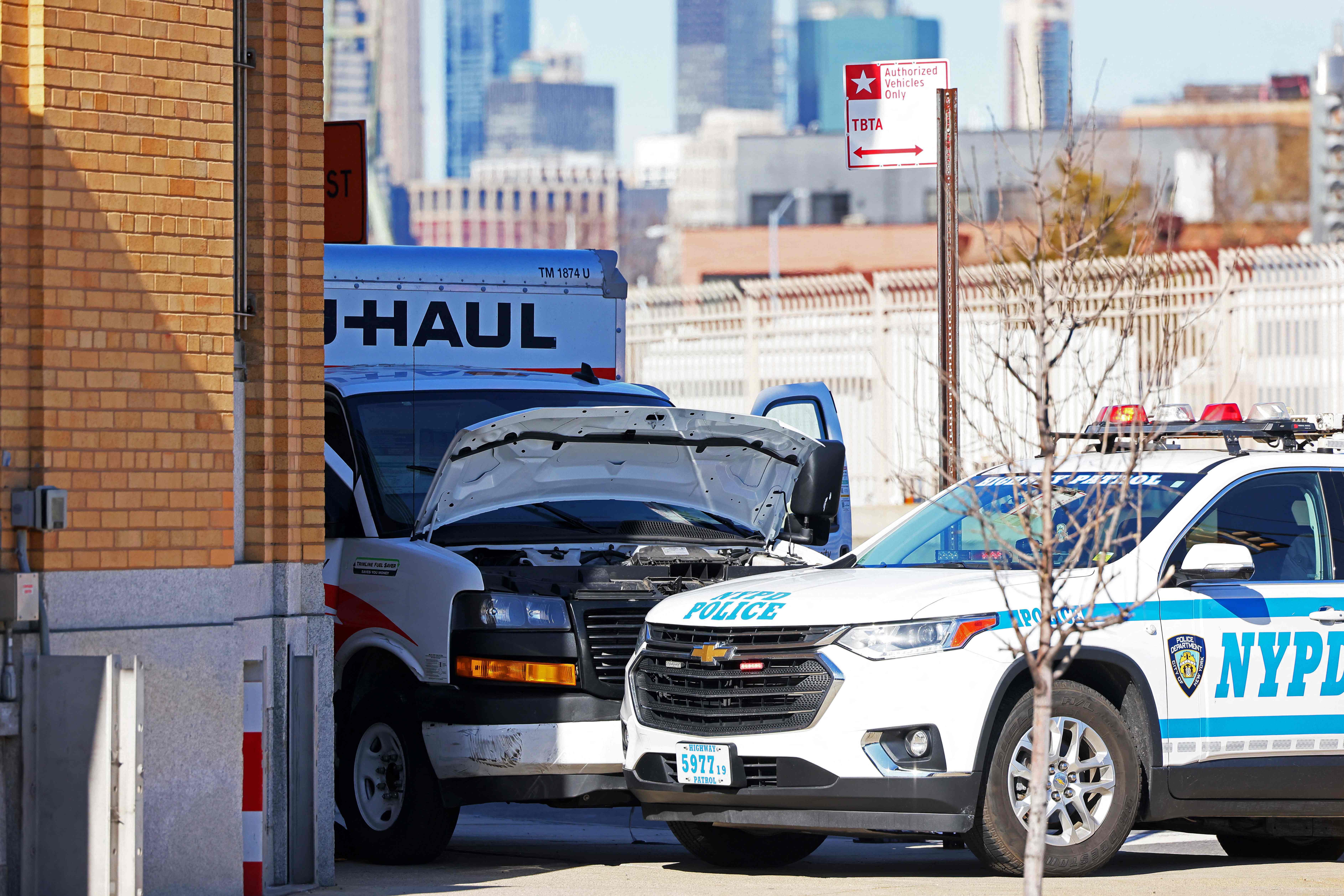 Mobil polisi terlihat berada di depan truk yang digunakan untuk menabrak pejalan kaki di New York, Amerika Serikat.