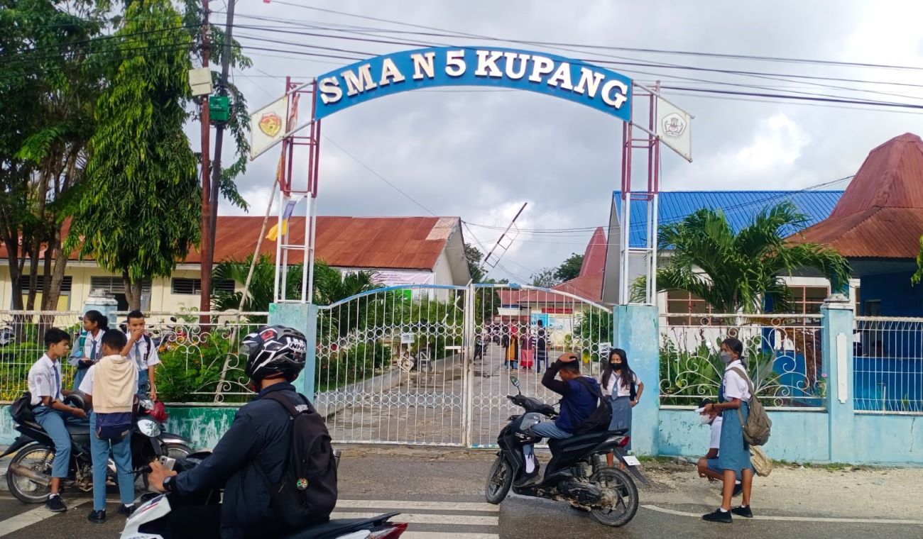 Ribuan siswa datang telat imbas kebijakan masuk sekolah pukul 05.00 di Kota Kupang, NTT yang dimulai hari ini, Selasa (28/2/2023)