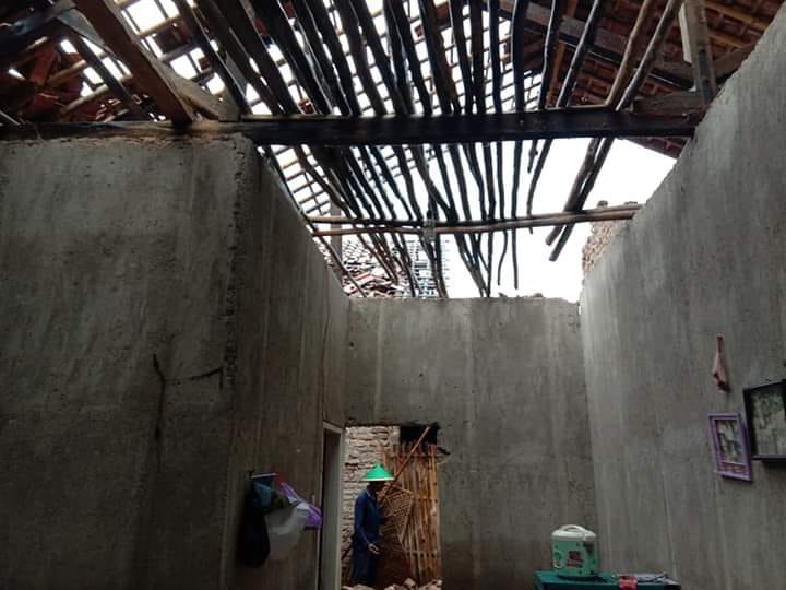 Ilustrasi atap roboh karena angin kencang