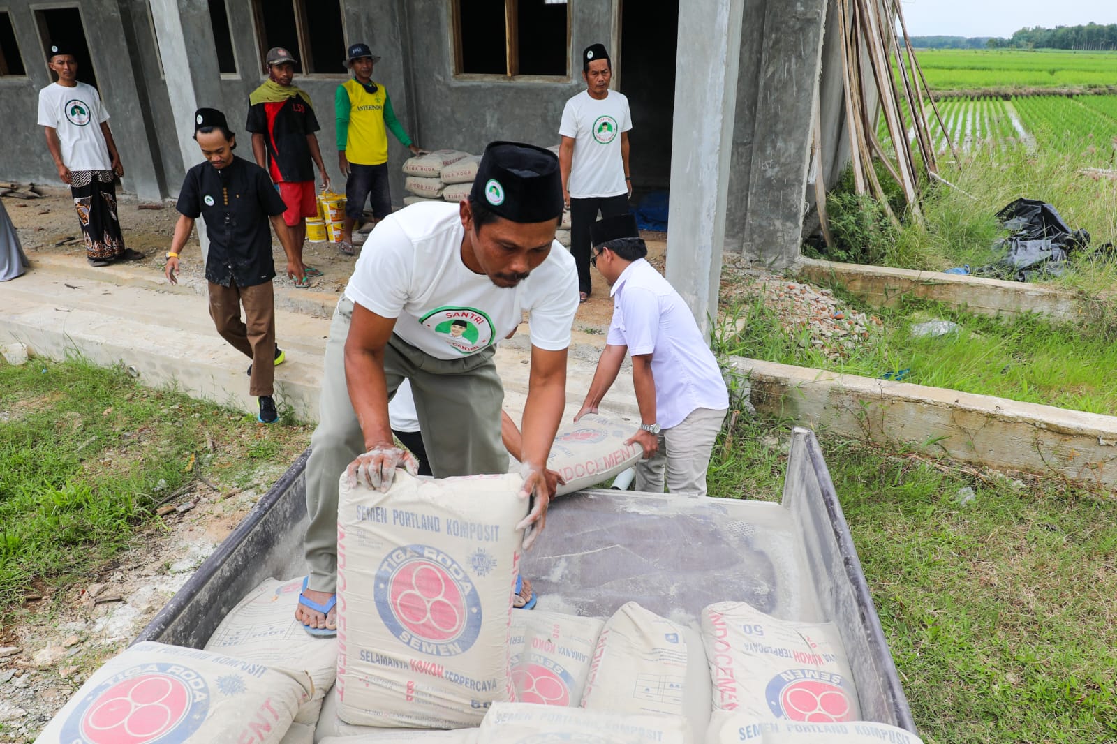 Santri Dukung Ganjar Lampung menyalurkan bantuan ke Ponpes Al-Falah di Lampung Tengah. Bantuan yang diberikan berupa bahan material pe