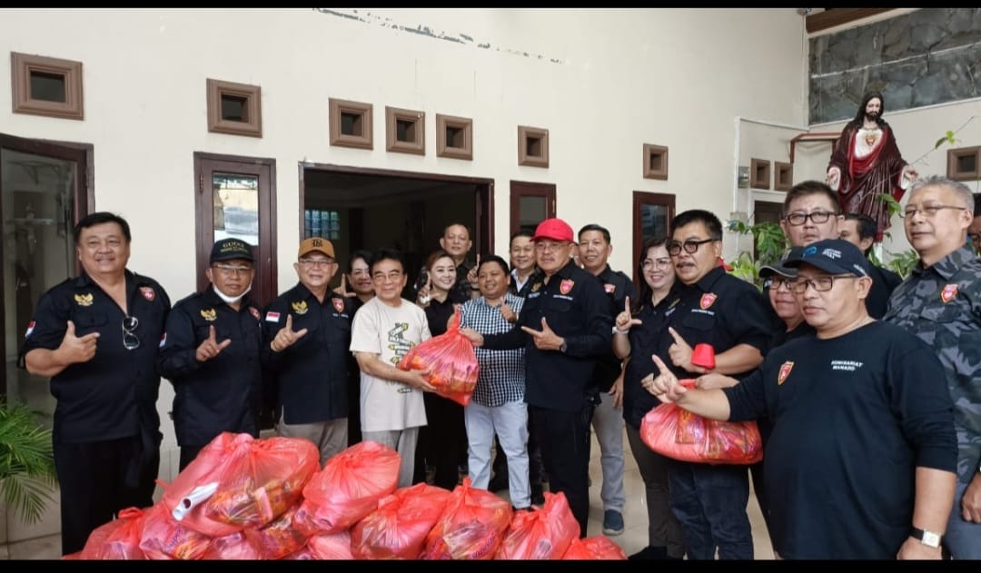  Ketua Umum DPP LLI  Wenny Lumentut menyerahkan paket bantuan untuk korban banjir dan tanah longsor di Manado, Sulawesi Utara