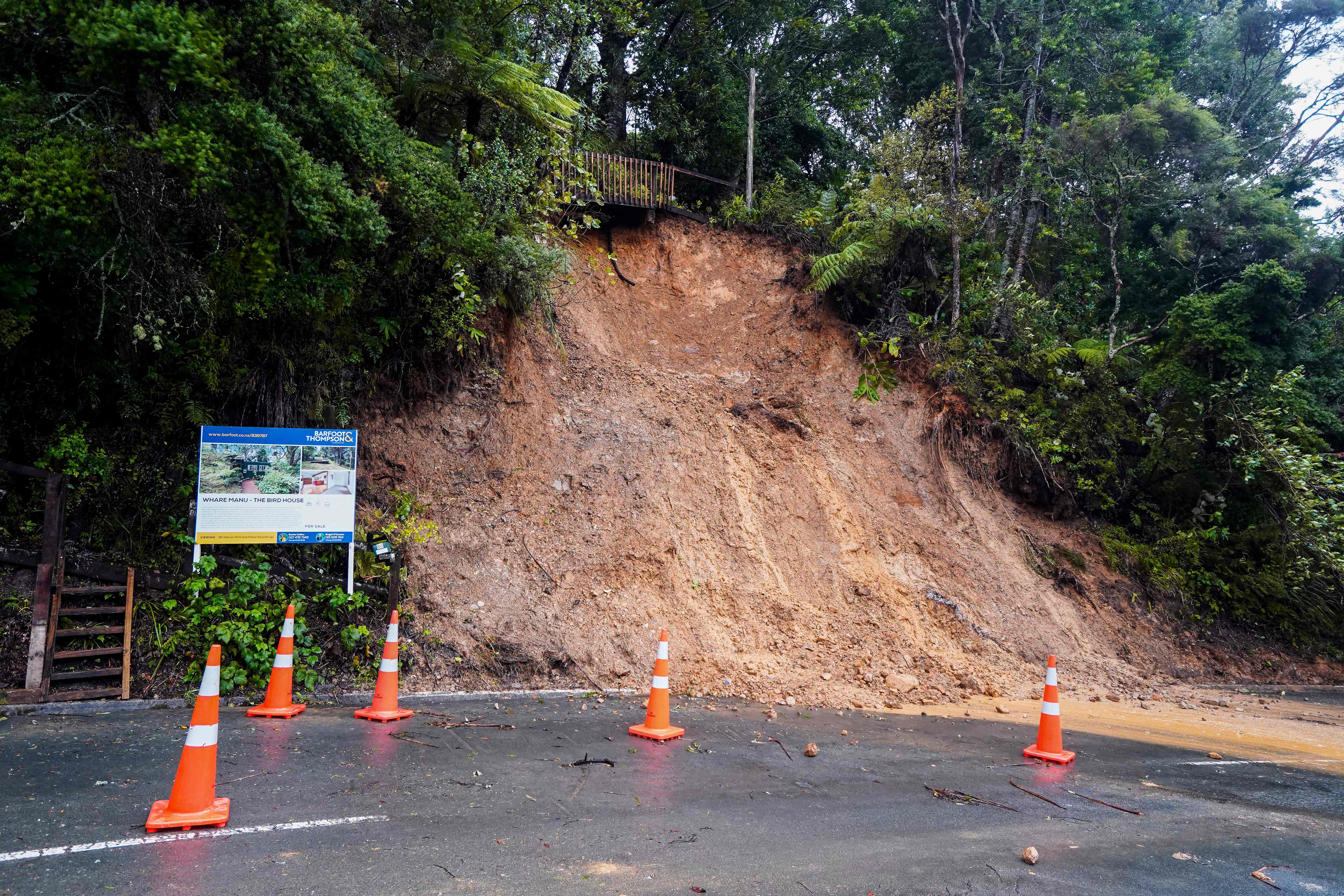 Tanah longsor terlihat di Auckland, Selandia Baru usai Badai Gabrielle menghantam.