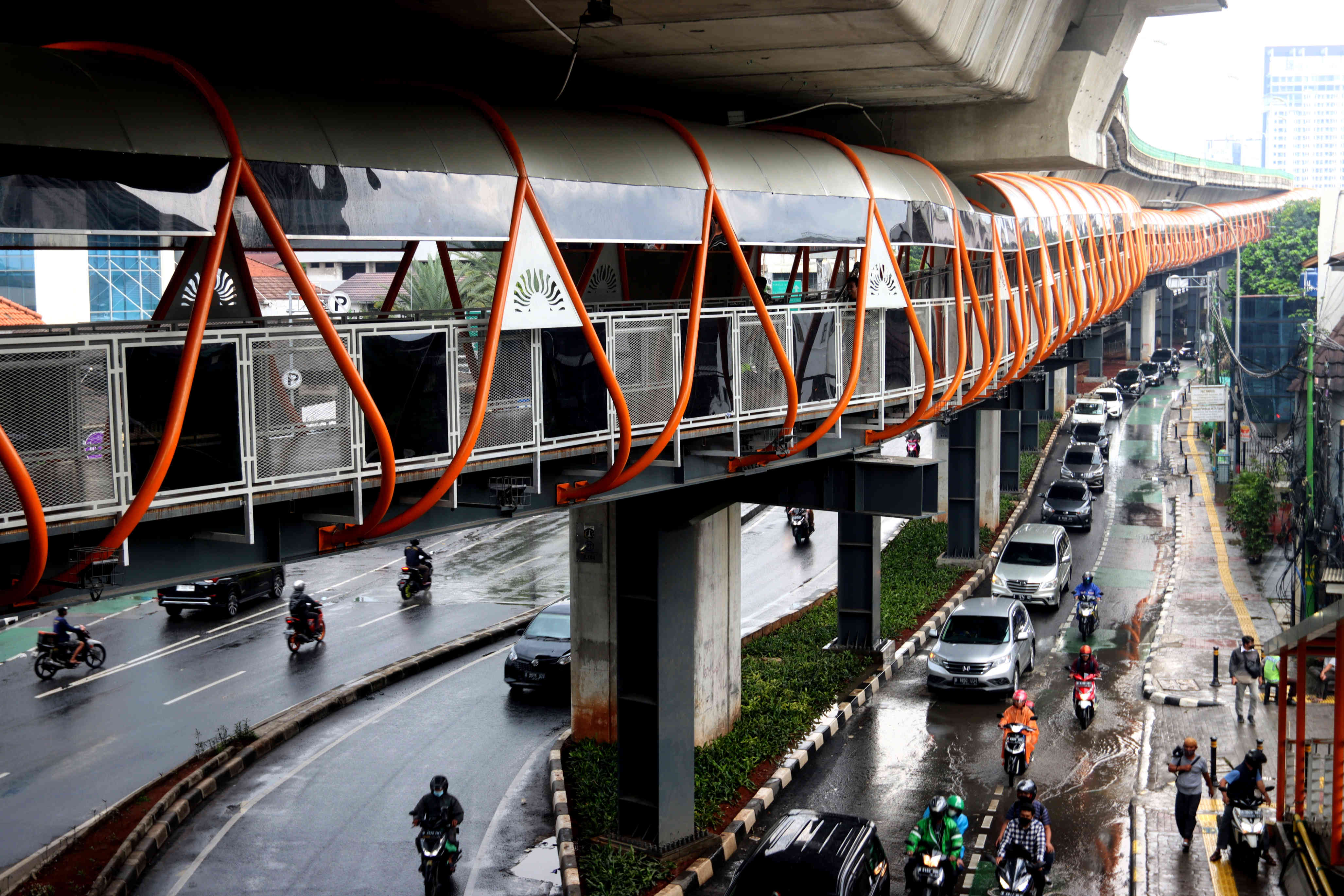 Skywalk Kebayoran Lama yang menghubungkan Stasiun KRL Kebayoran dan Halte Transjakarta Velbak di Kebayoran Lama, Jakarta