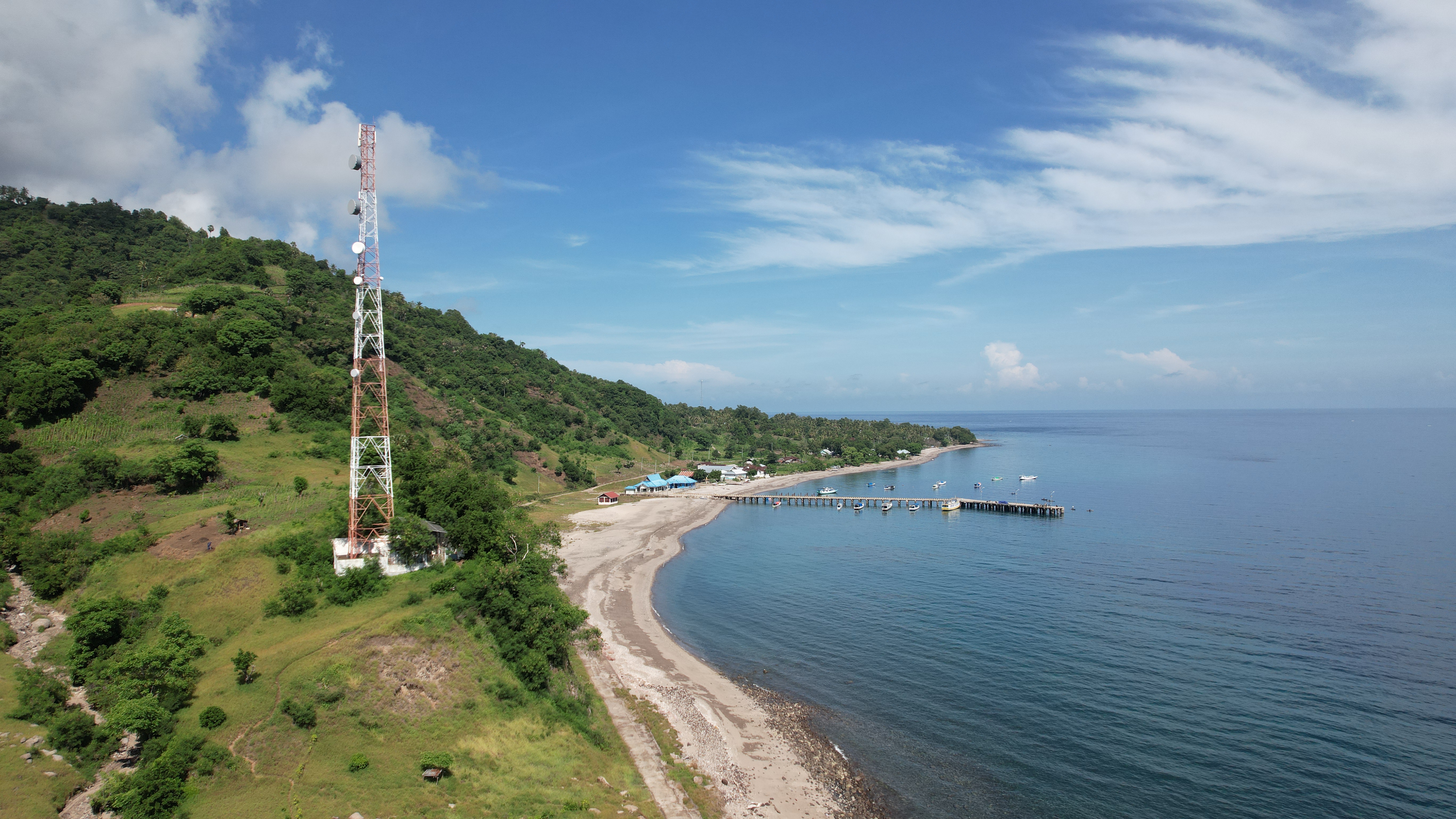 pesisir pantai palue dengan dermaga penyeberangan sebagai tempat tampatan perahu motor untuk penyebrrangan ke Kota Maumere Dan Ropa.