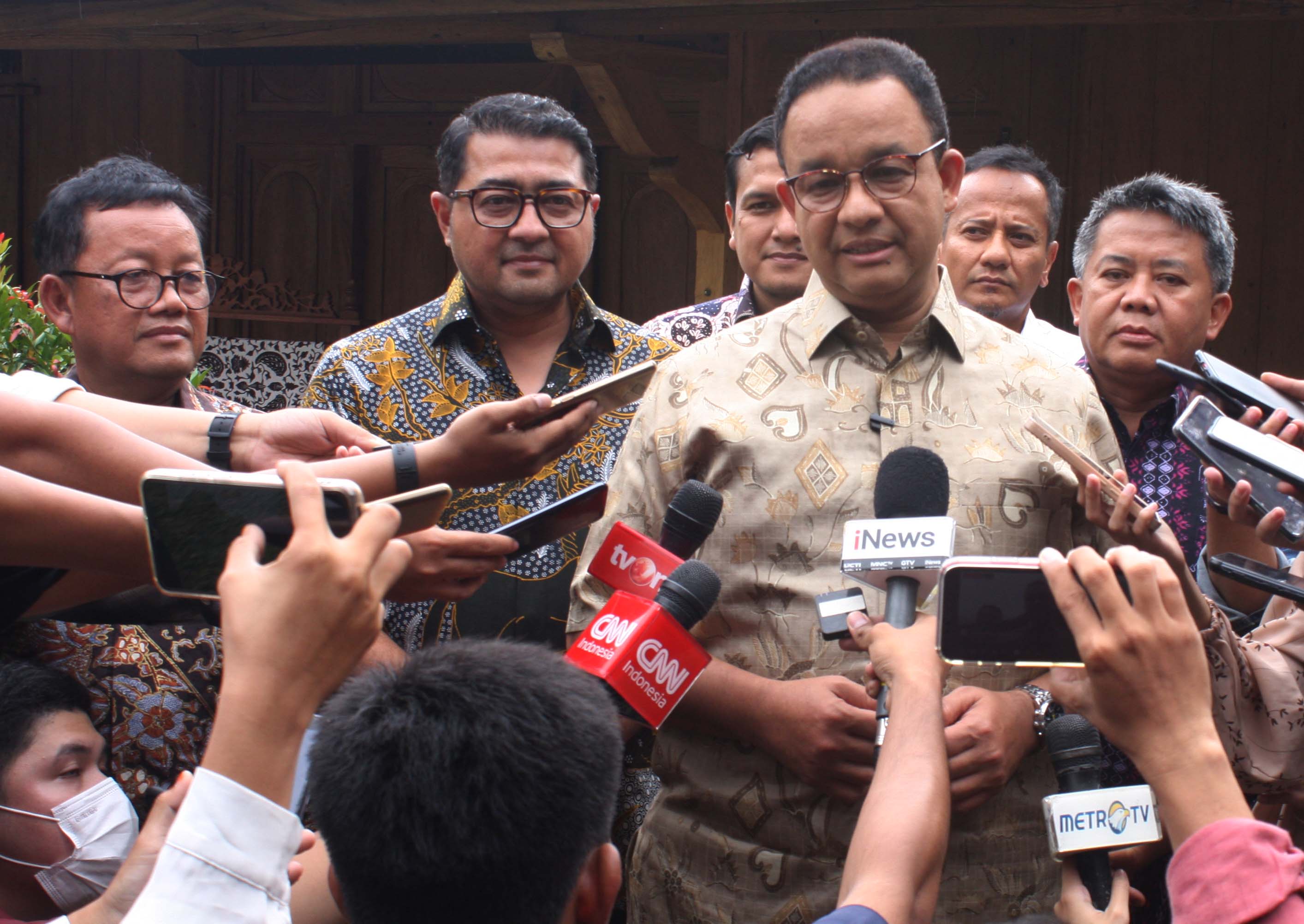 Anies Baswedan (kedua dari kanan)