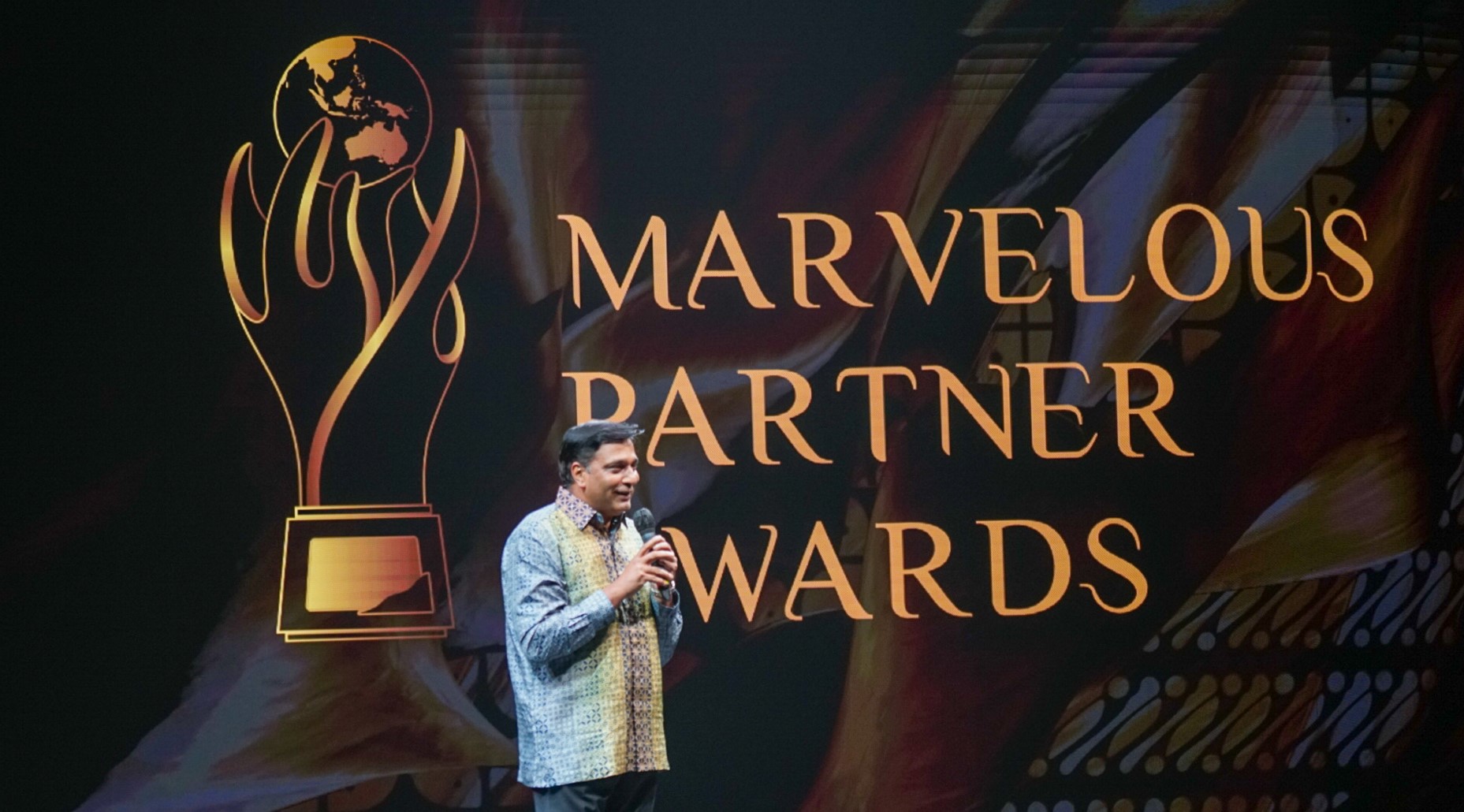 President Director and CEO Indosat Ooredoo Hutchison, Vikram Sinha di ajang Marvelous Partner Awards.
