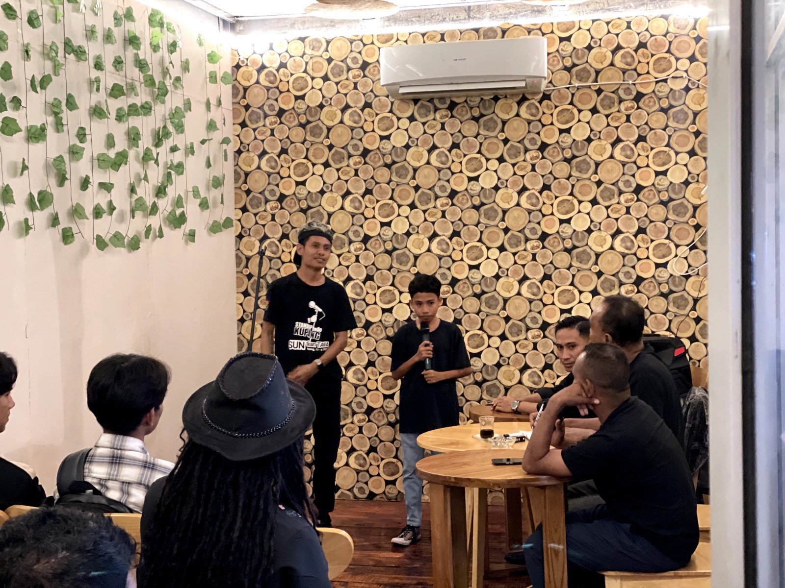 Srikandi Ganjar Nusa Tenggara Timur (NTT) bekerja sama dengan komunitas anak muda di Kota Kupang menggelar kegiatan standup comedy.