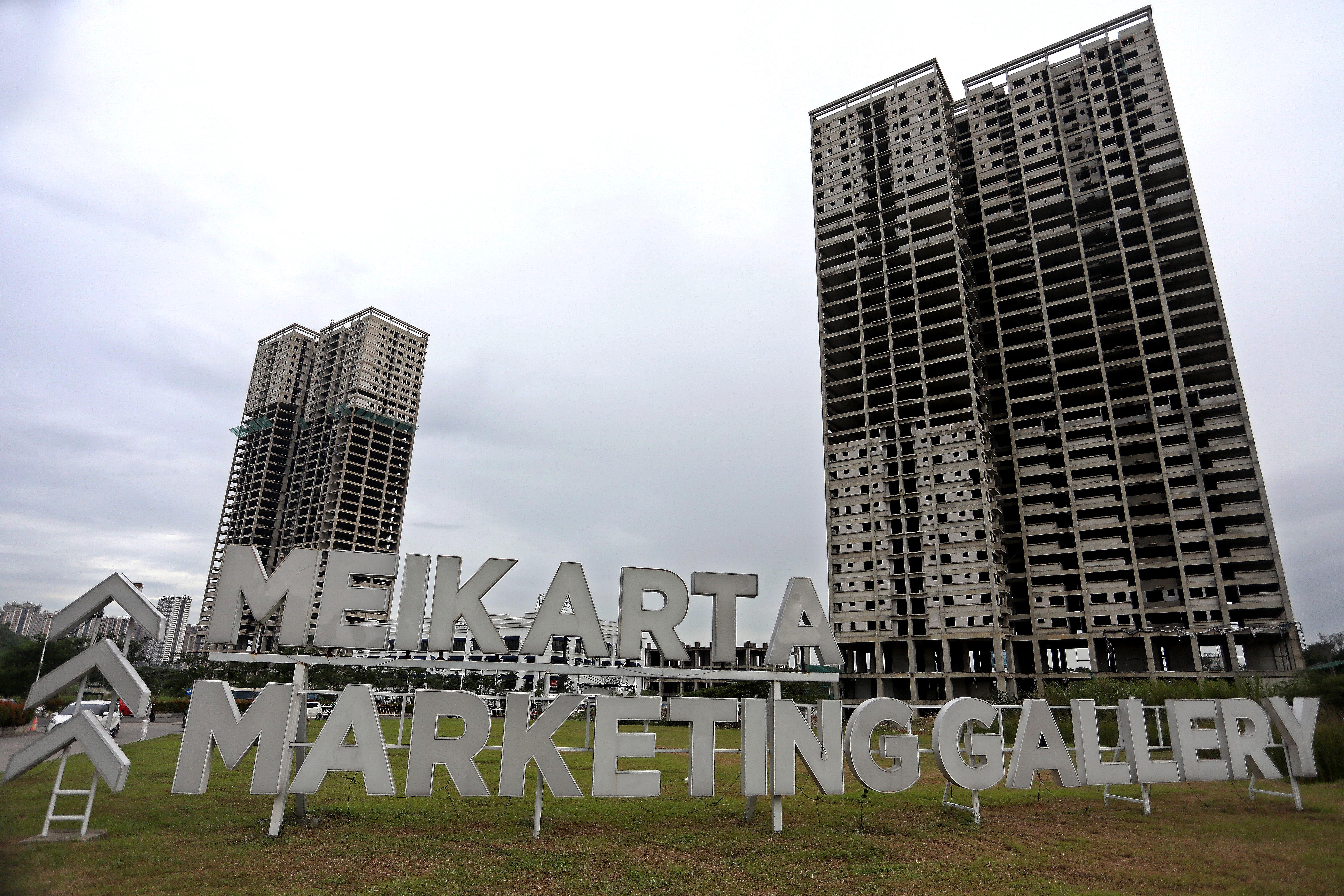 Bangunan apartemen yang belum rampung yang berada di District 1 kawasan megaproyek properti Meikarta, Bekasi, Jawa Barat