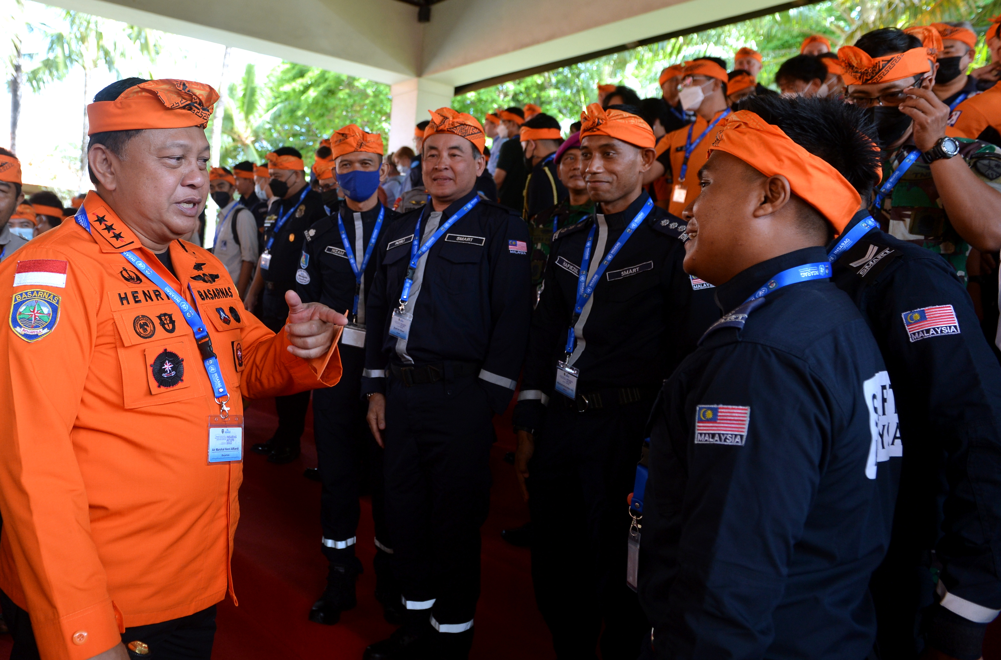 Kepala Basarnas Henri Alfiandi berbincang dengan anggota lembaga penyelamatan dari Malaysia.