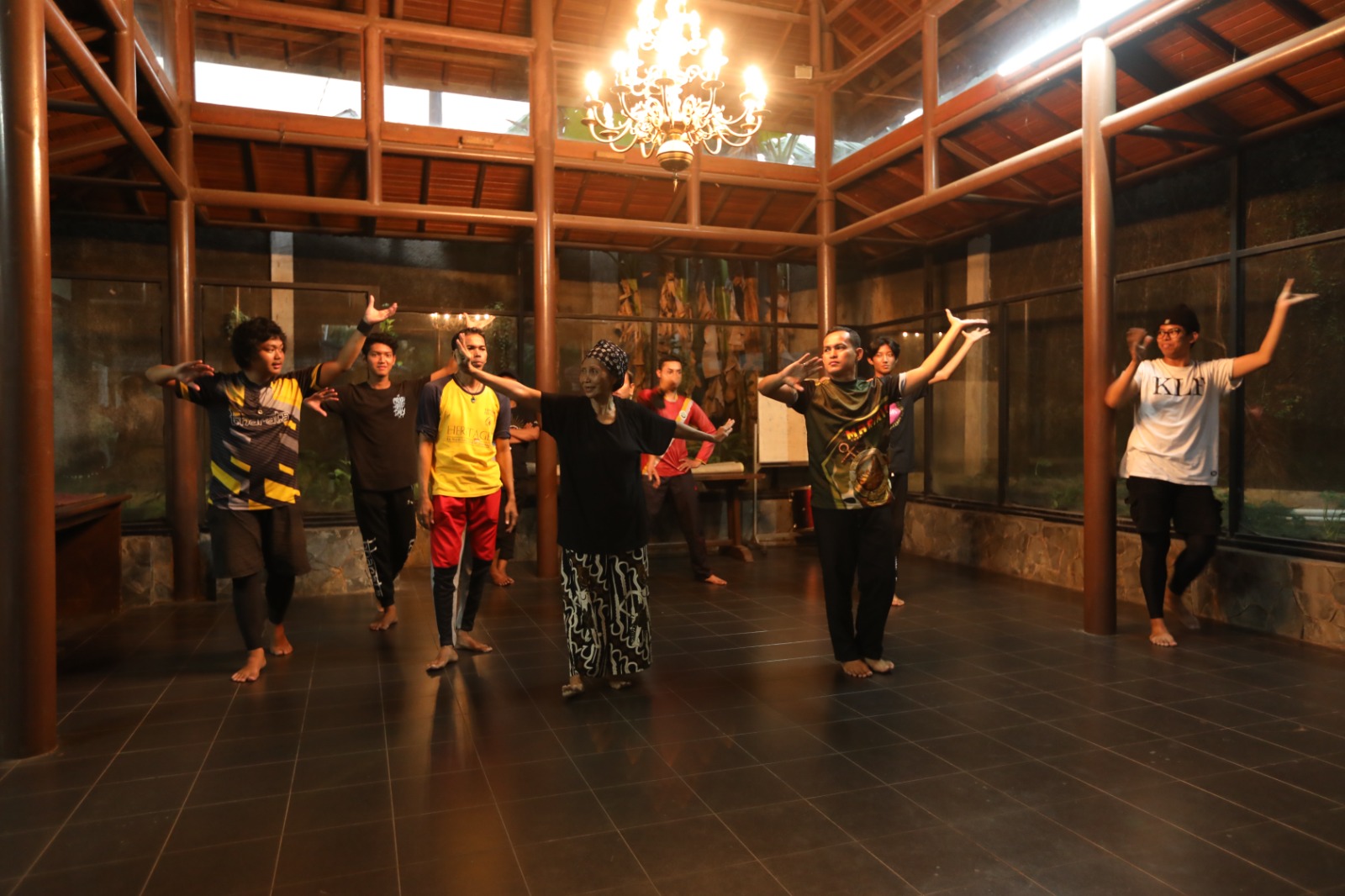 Elly D. Luthan bersama beberapa penari dalam sesi latihan Pementasan Ramayana pada 19 Februari lalu