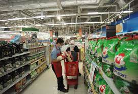 Petugas melayani pembeli di Gerai Transmart Lebak Bulus, Jakarta. 