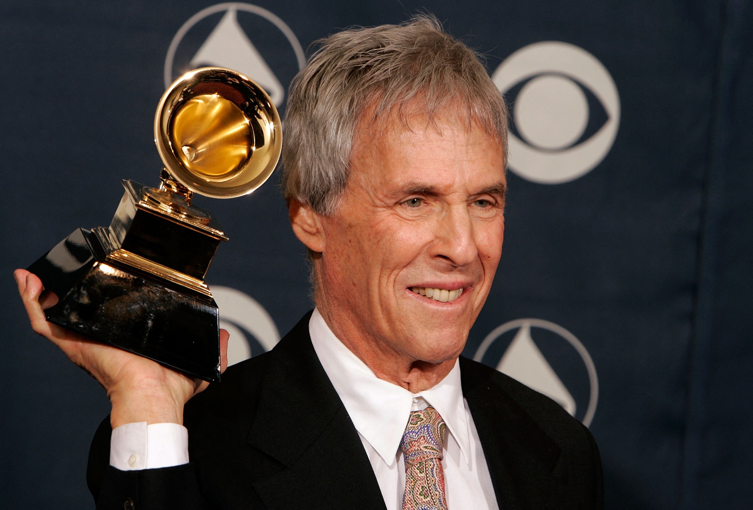 Penulis lagu legendaris Burt Bacharach saat menerima penghargaan Grammy pada 2006.