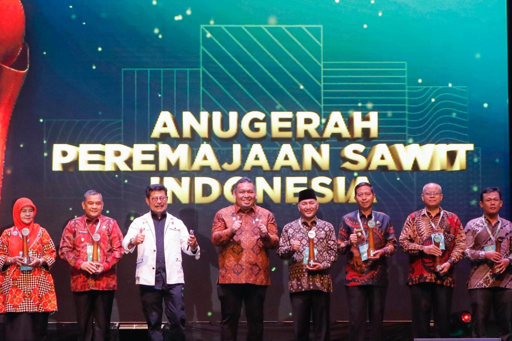 Menteri Pertanian SYL (baju putih), Pj Bupati Muba Apriyadi dan jajaran Pemda Muba berfoto bersama usai menerima penghargaan, di Jakarta, Se