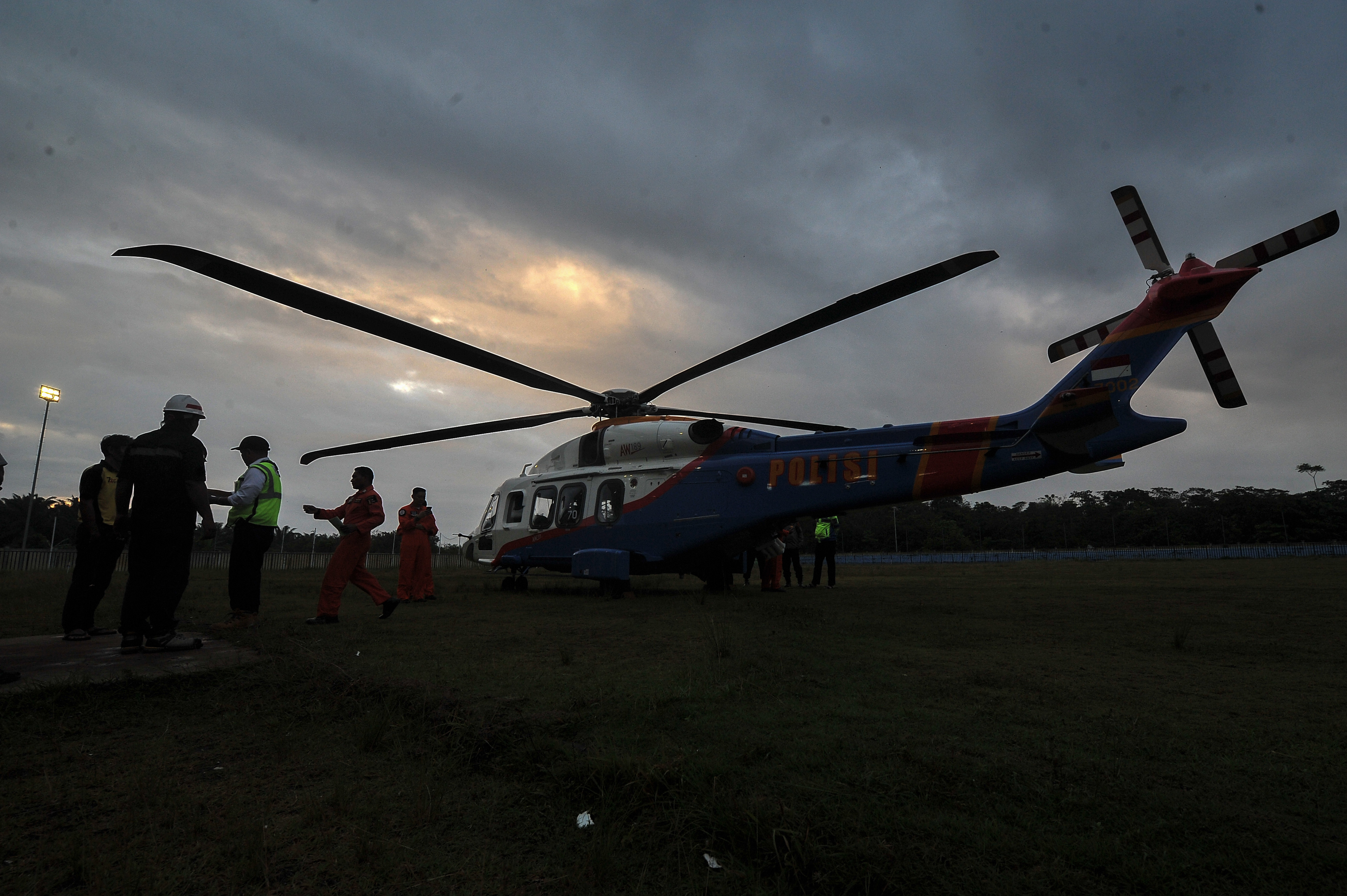 Tim SAR gabungan bersiap mengevakuasi korban kecelakaan heli di Jambi, Selasa (21/2).