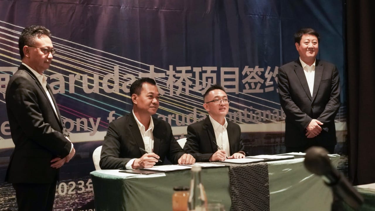 Penandatanganan kontrak kerja sama pembangunan Jembatan Garuda Pontianak antara CSCEC dan PT Kapuas Berkah Illahi, di Jakarta, Kamis (2/2)